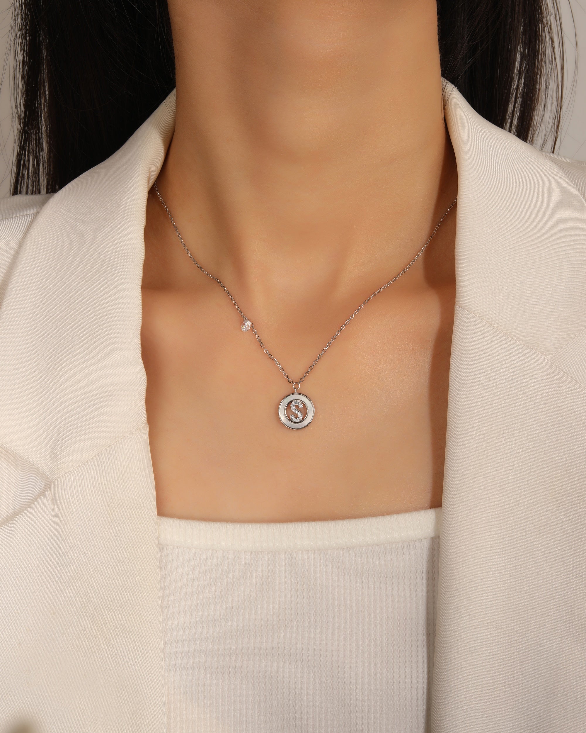 Collar de letra madre perla con circonia blanca 45+5cm en rodizado