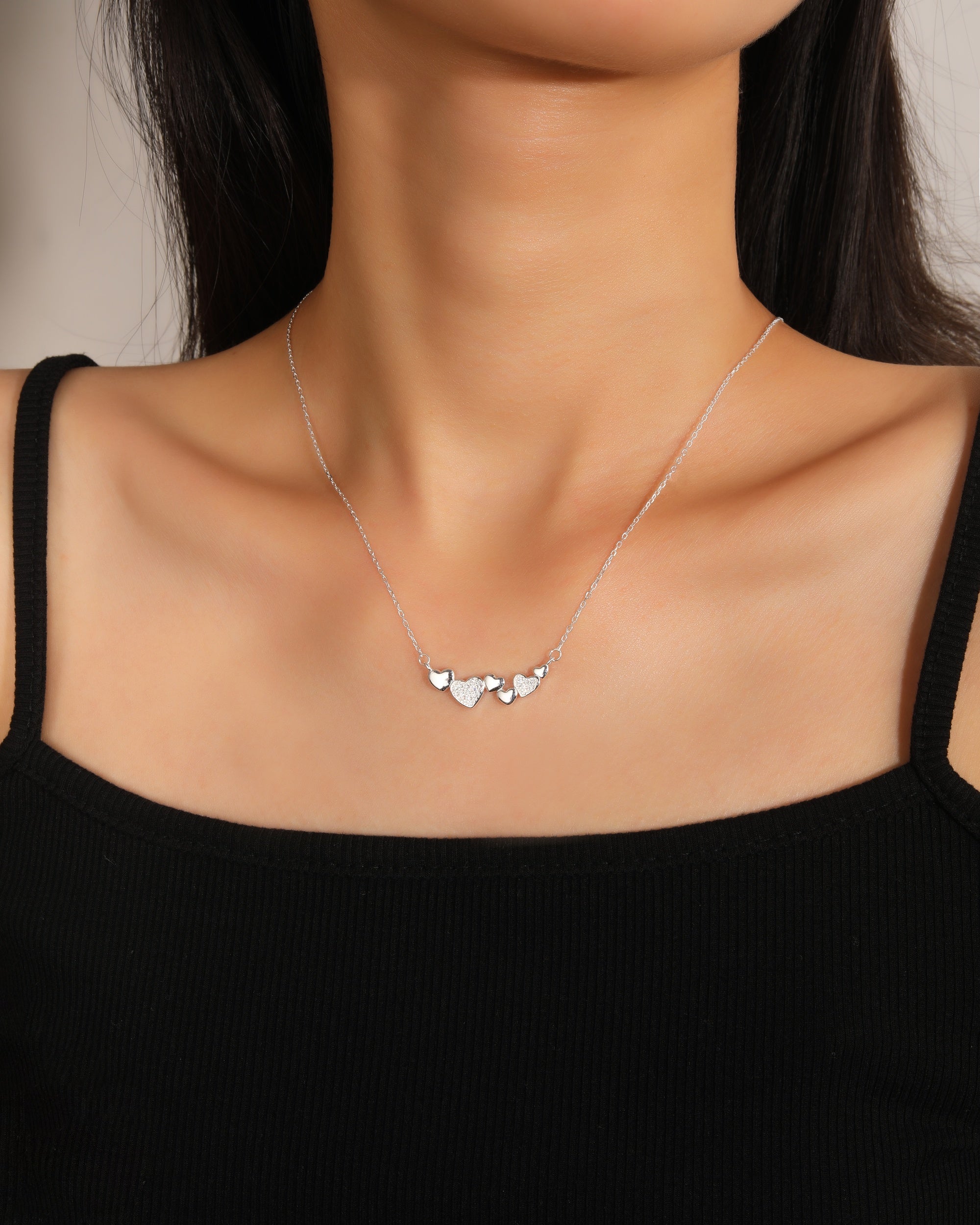 Collar de corazones escalonados lisos y con circonias blanca 42cm en plateado