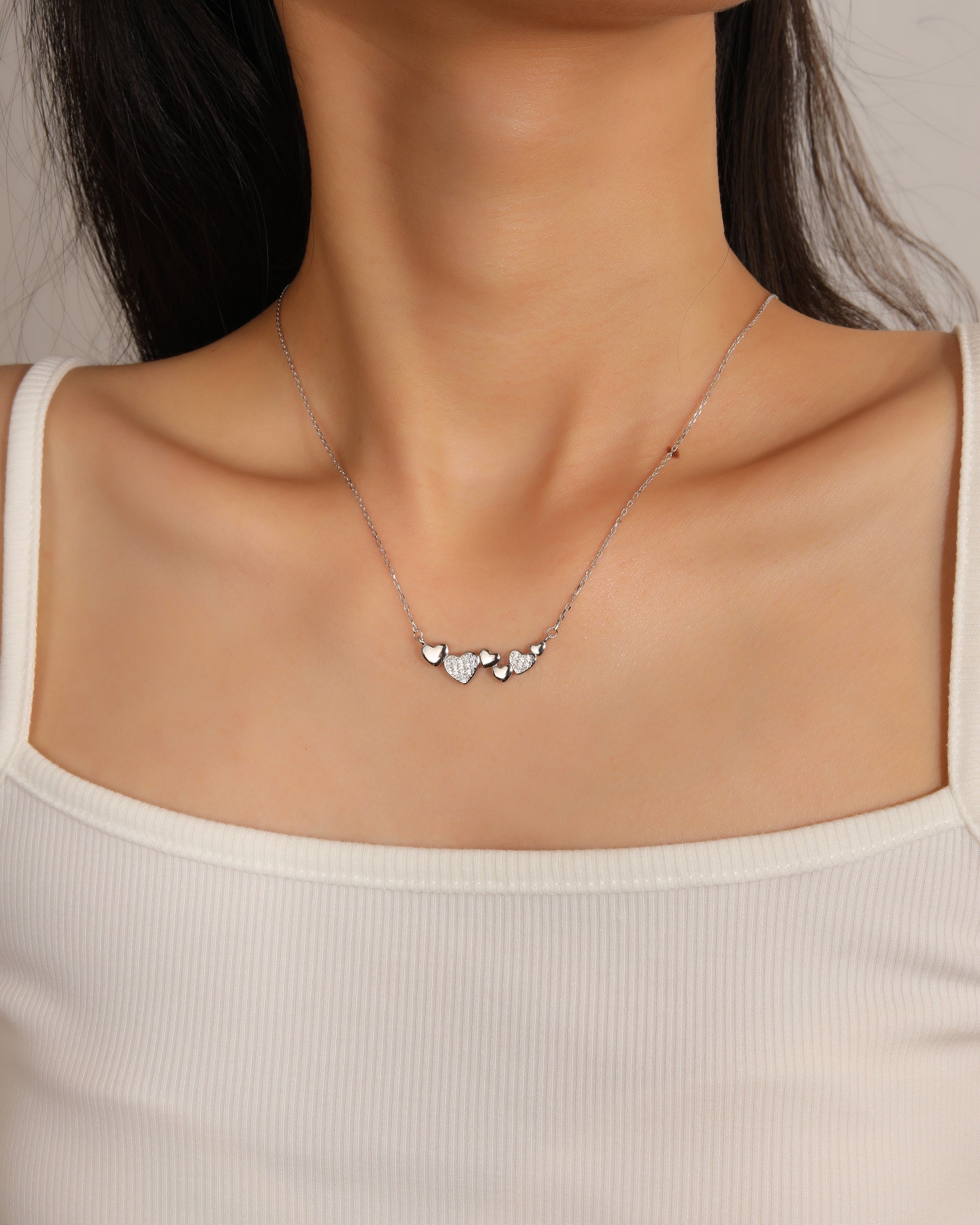 Collar de corazones escalonados lisos y con circonias blanca 42cm en rodizado