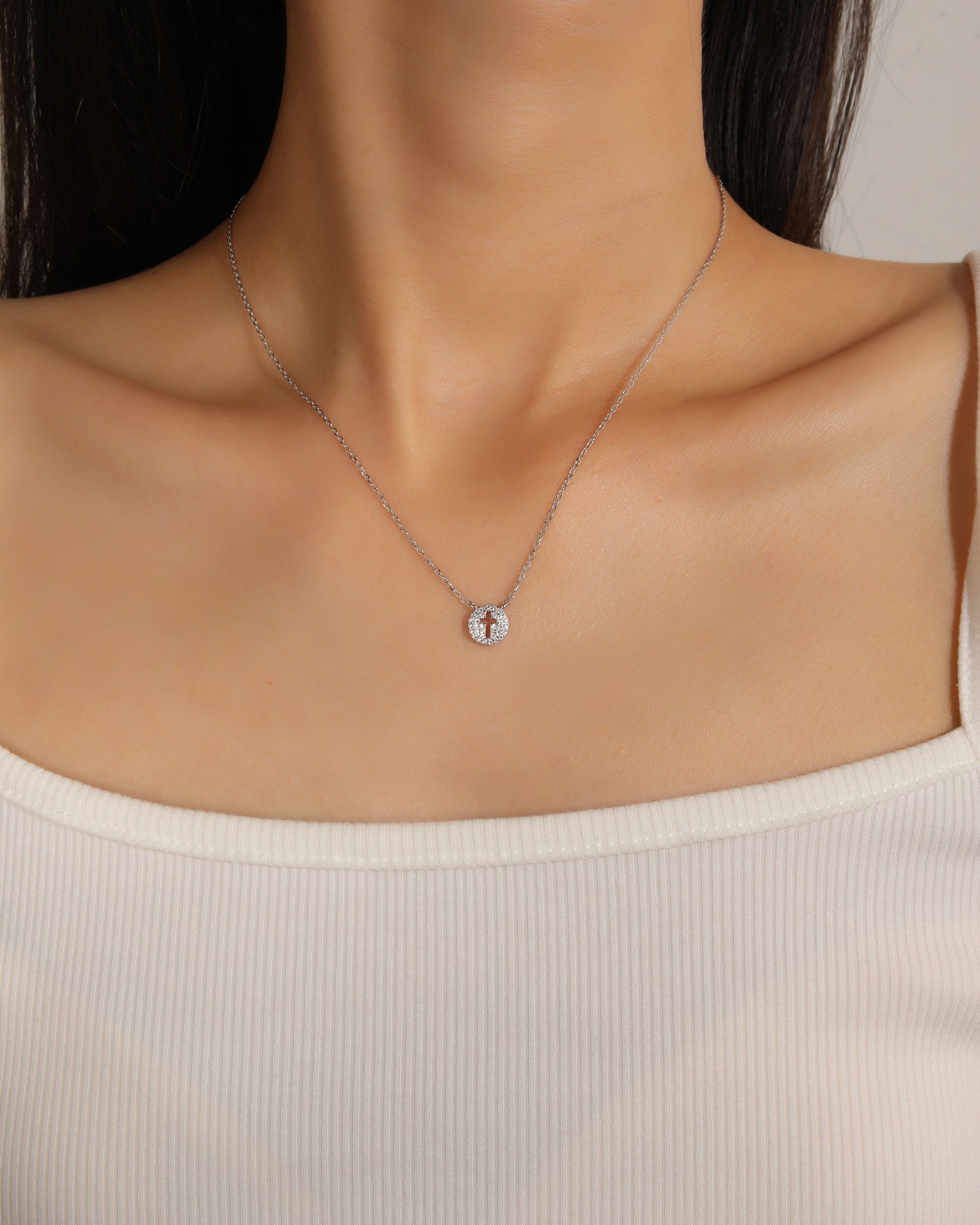 Collar sencillo de cruz con circonia blanca 45+5cm en rodizado