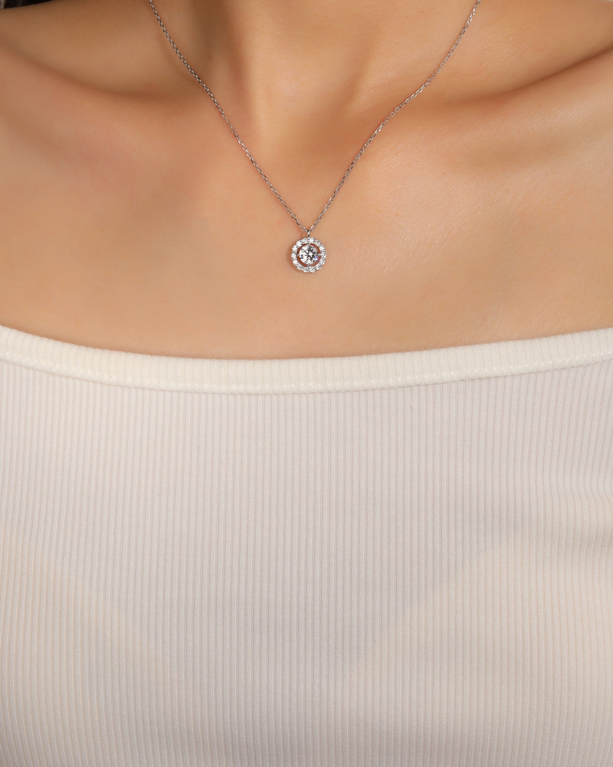 Collar con dije estilo halo con circonia redonda central blanca 45+5cm en rodizado