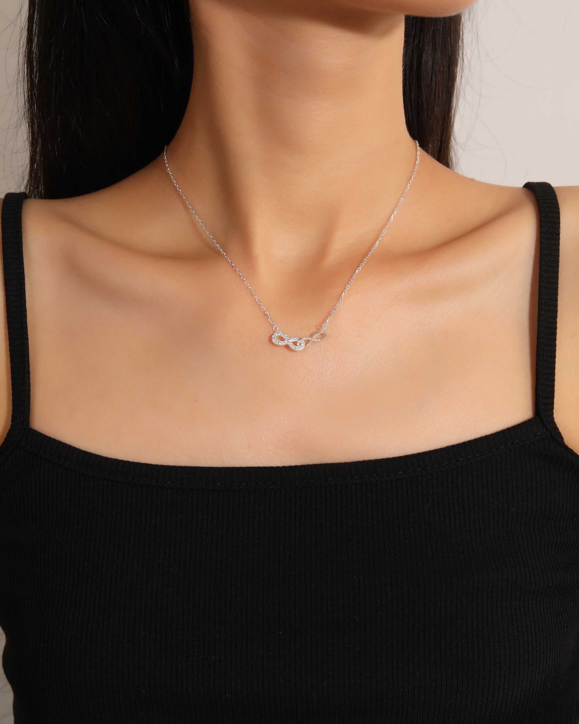 Collar sencillo de infinitos entrelazados con circonias blanca 45+5cm en plateado