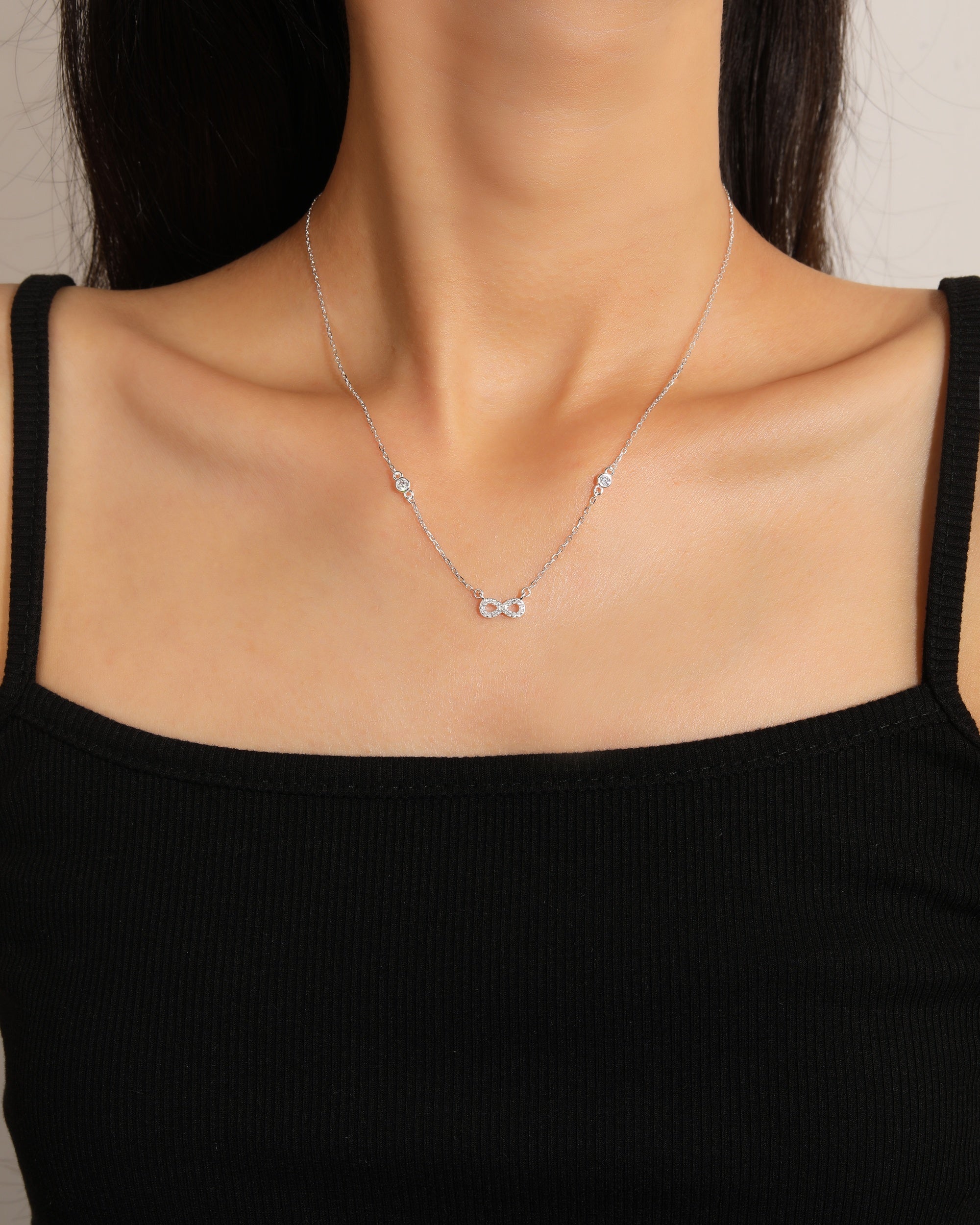 Collar sencillo de infinito con circonias blanca 45+5cm en plateado