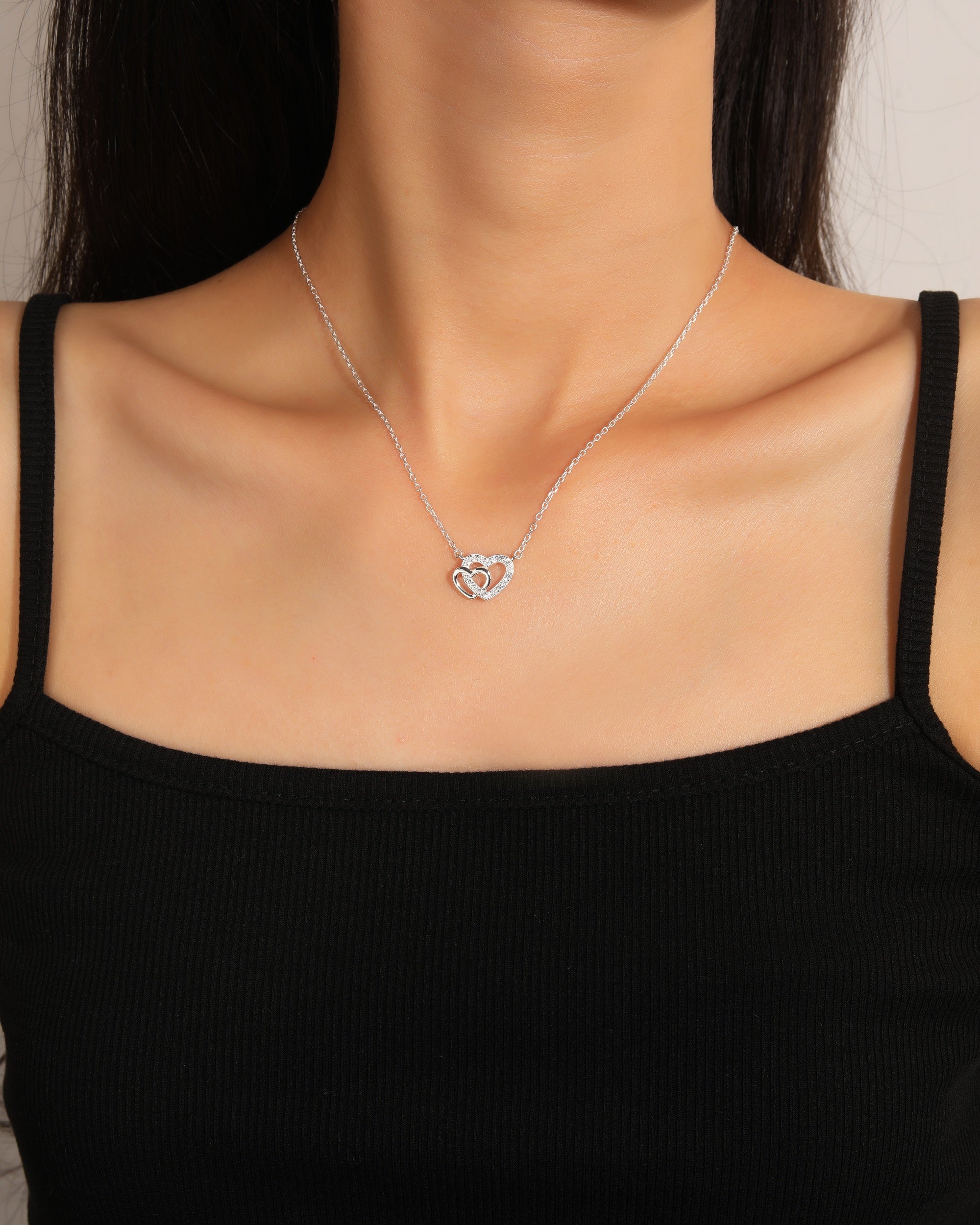Collar sencillo de corazones entrelazados con circonias blanca 45+5cm en plateado