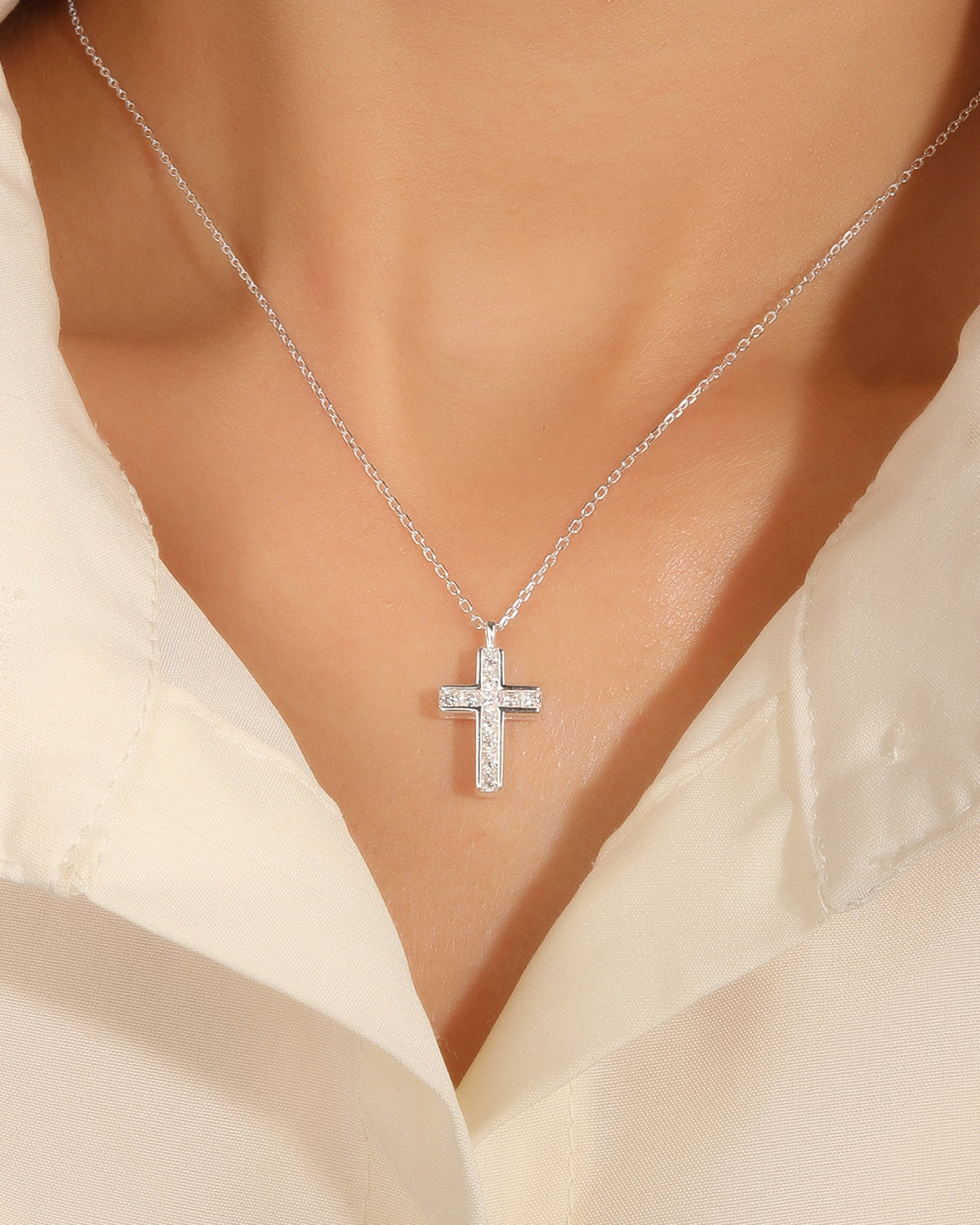Collar de cruz con circonias cuadradas 45+5cm en plateado