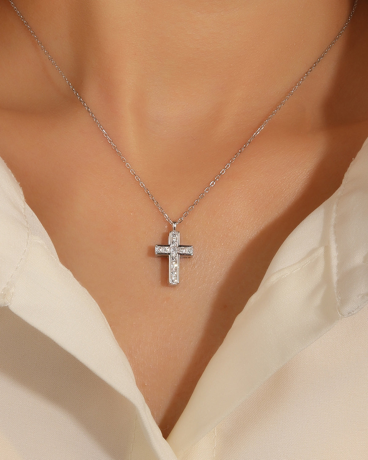 Collar de cruz con circonias cuadradas 45+5cm en rodizado