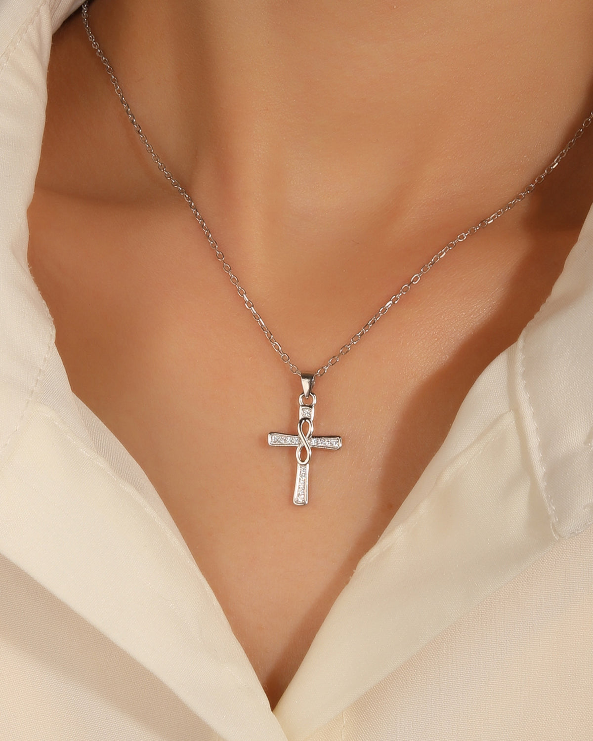 Collar de cruz con incrustación de circonias e infinito central 45+5cm en rodizado
