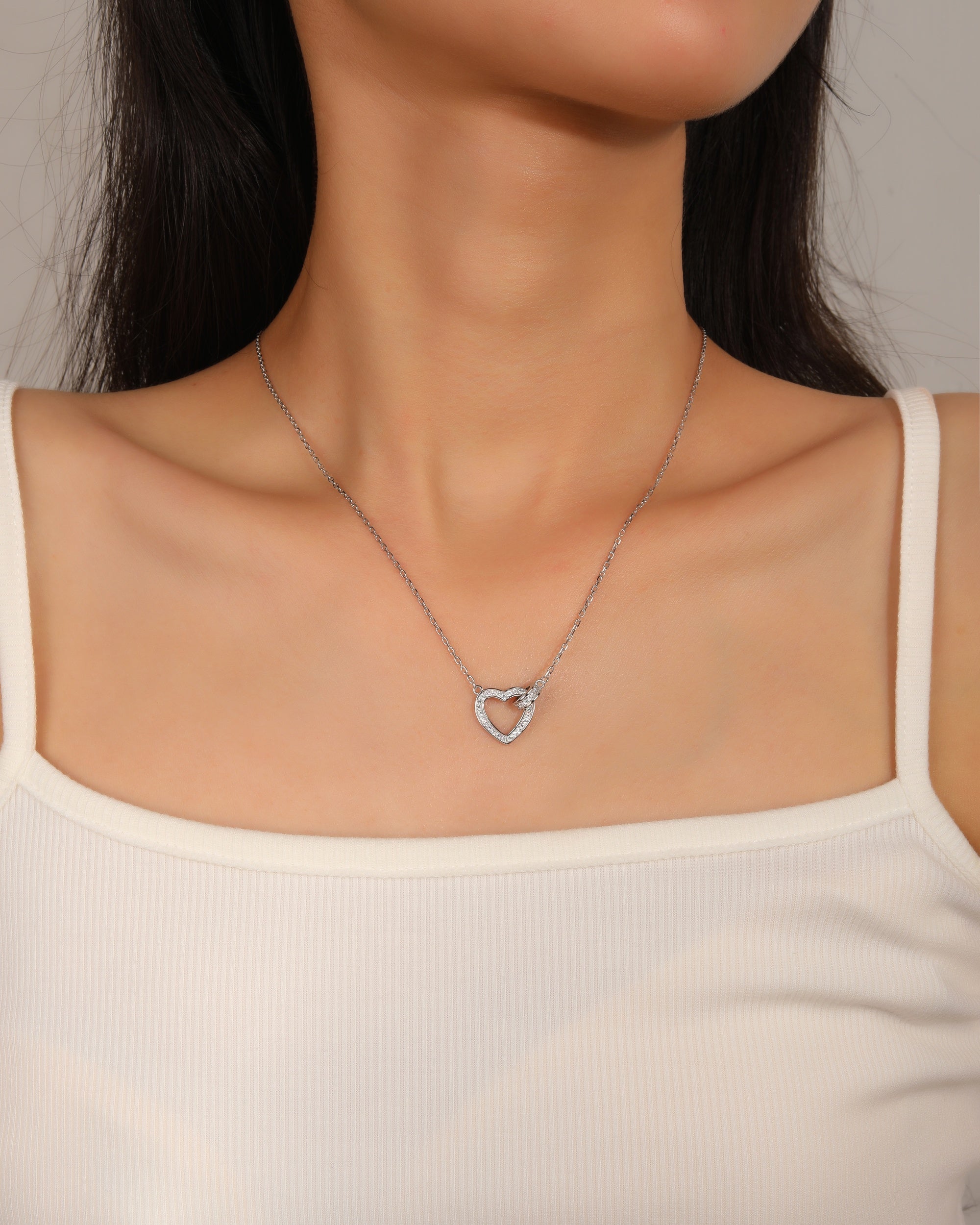 Collar sencillo de corazon con circonias blanca 45+5cm en rodizado