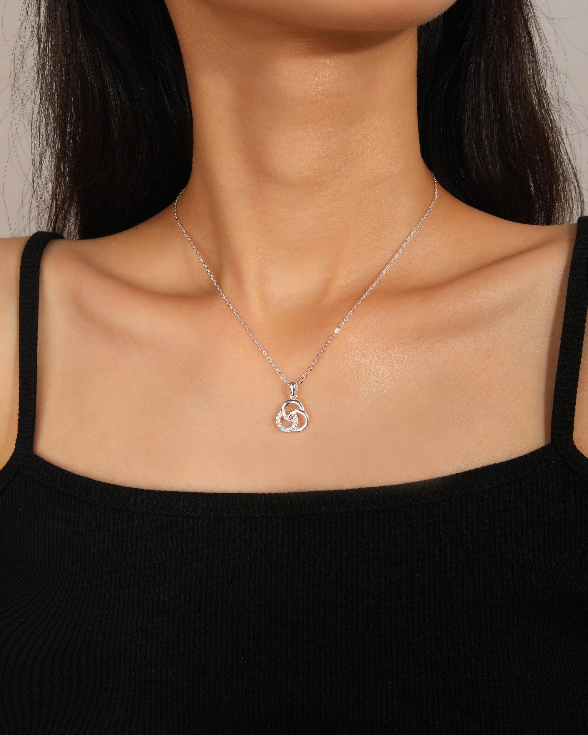 Collar sencillo de circulos entrelazados con circonias blanca 45+5cm en plateado