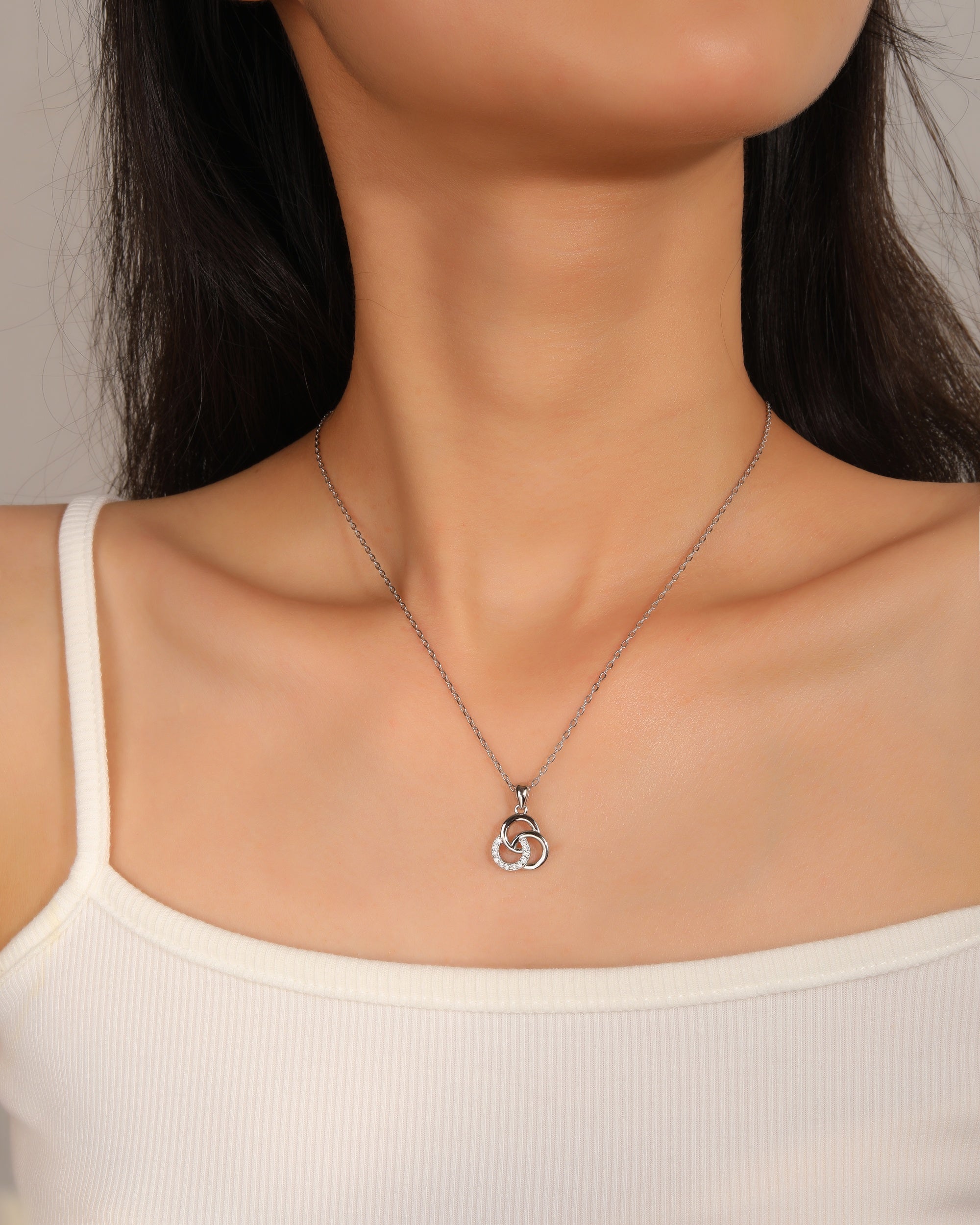 Collar sencillo de circulos entrelazados con circonias blanca 45+5cm en rodizado
