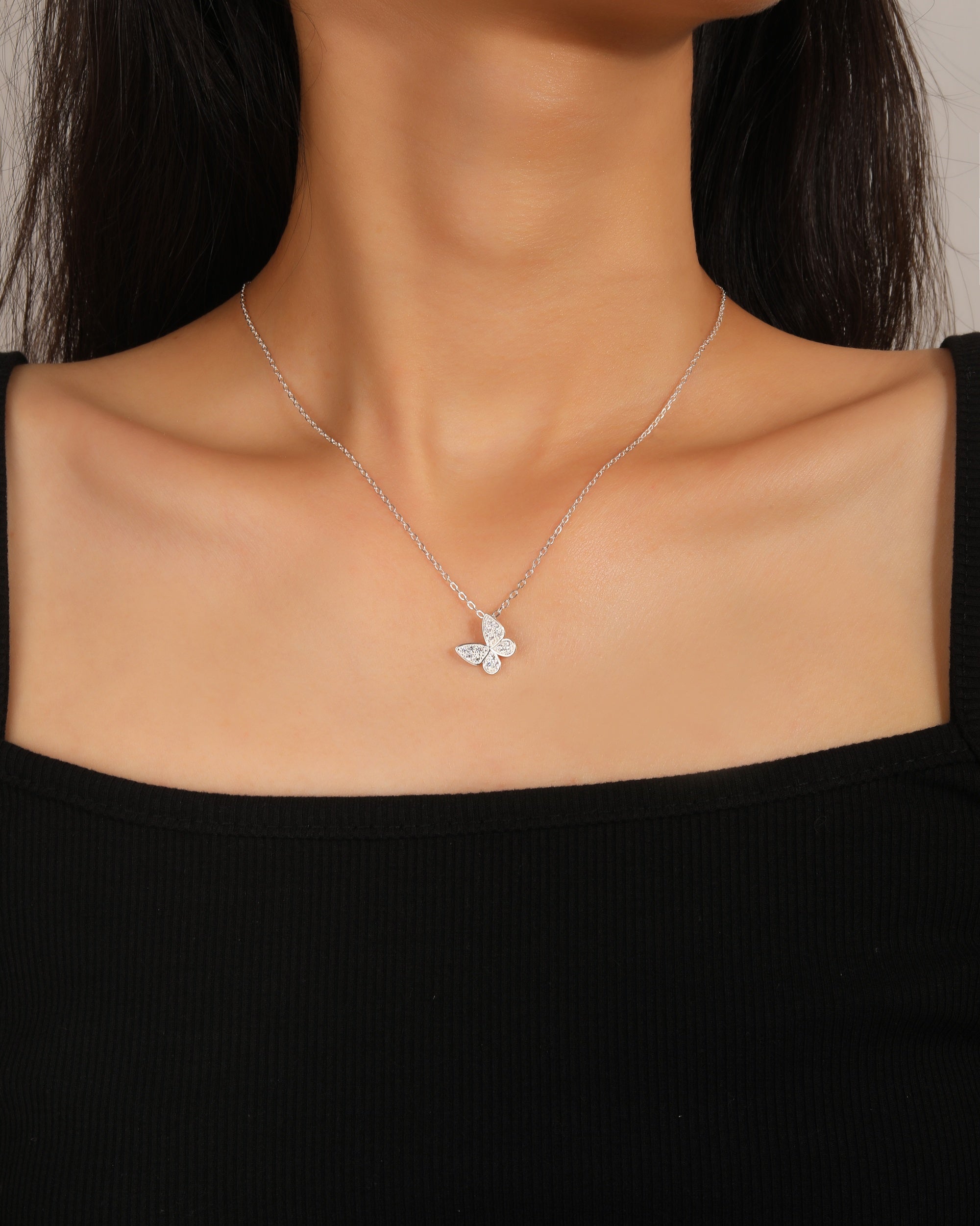 Collar sencillo de mariposa con circonias blanca 45+5cm en plateado