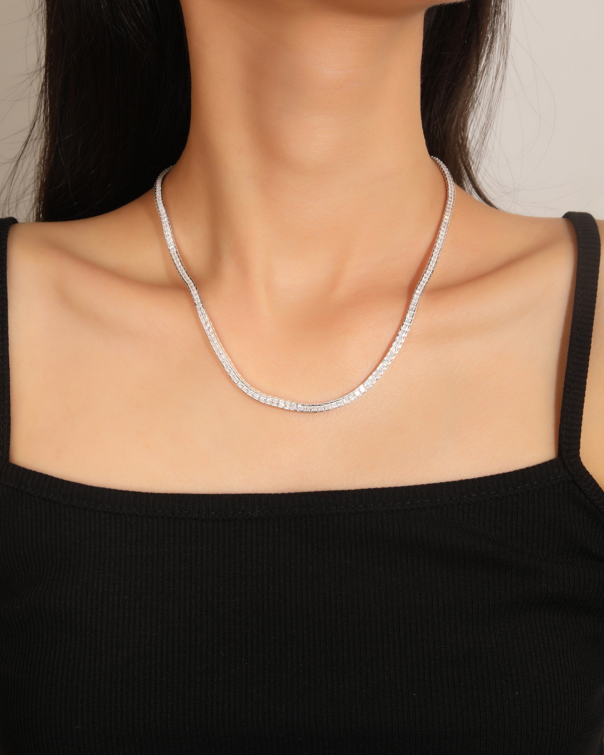 Collar tipo tenis 2mm con circonias acanalada cuadrada blanca 42cm en plateado