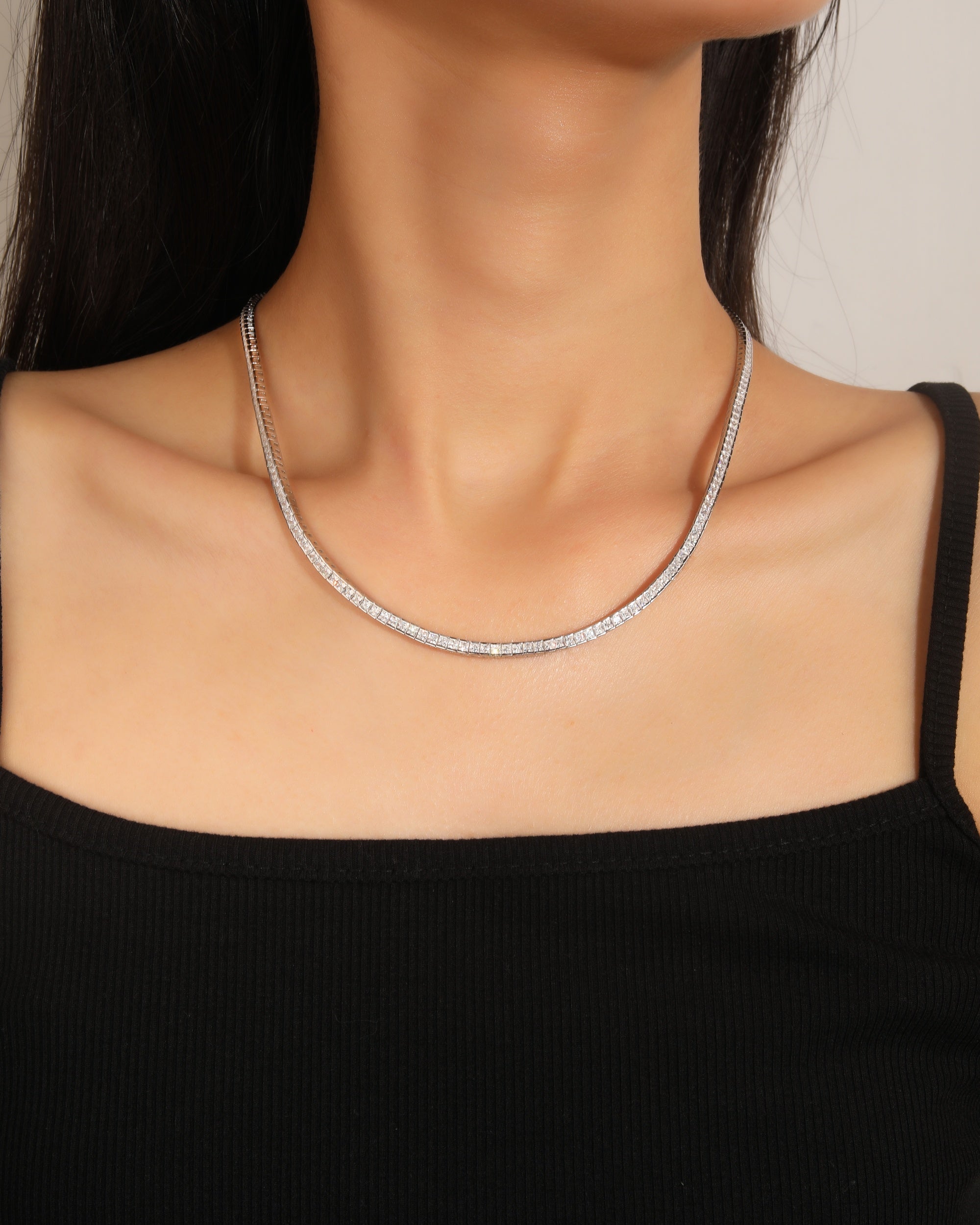 Collar tipo tenis 2mm con circonias acanalada cuadrada blanca 42cm en rodizado
