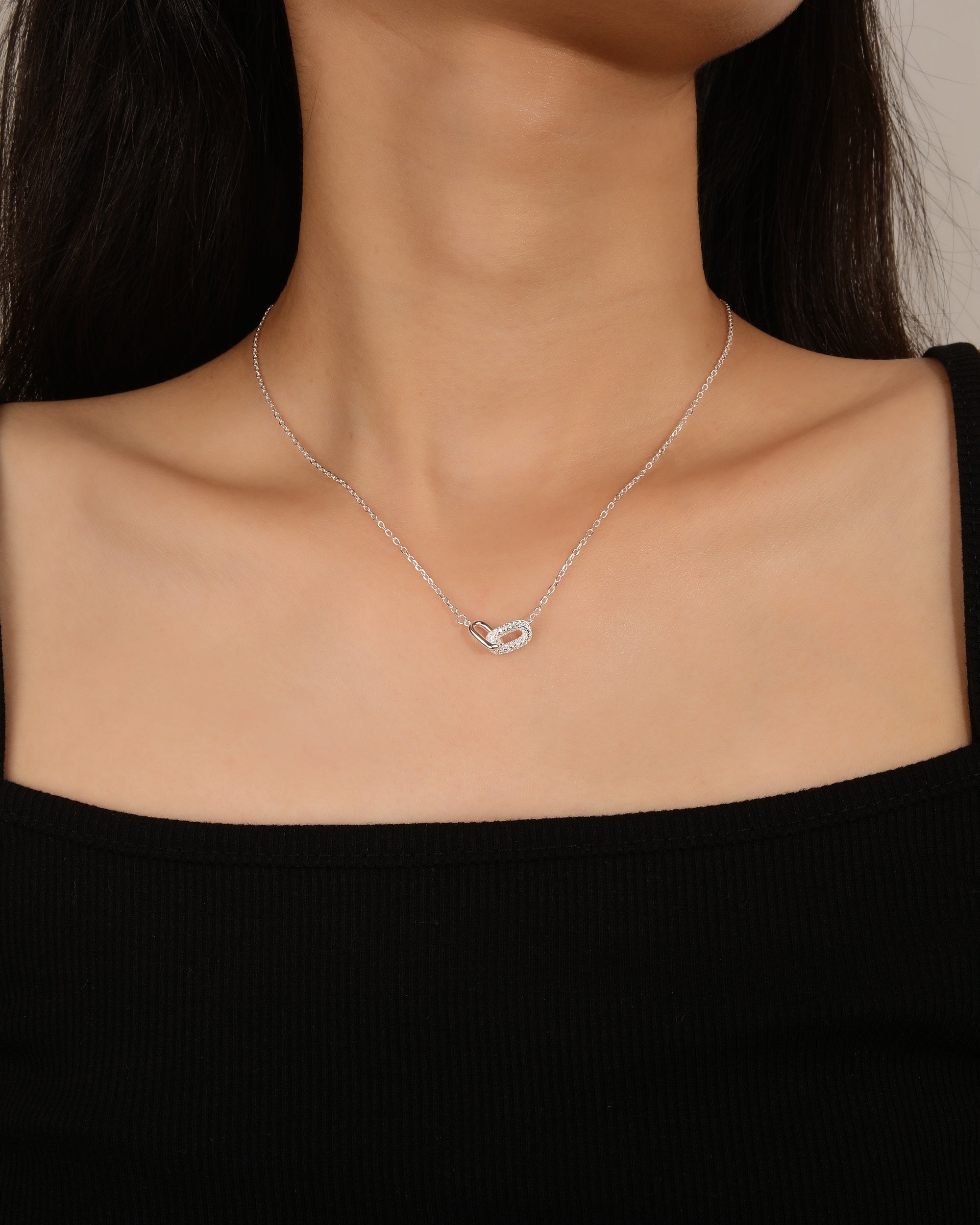 Collar eslabones entrelazados liso y circonias blanca 45+5cm en plateado