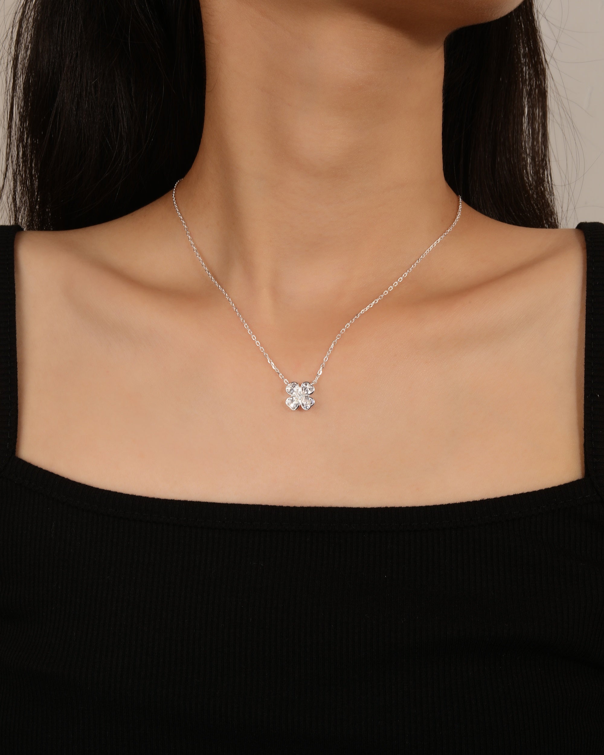 Collar de trebol de corazones con circonia blanca 45+5cm en plateado