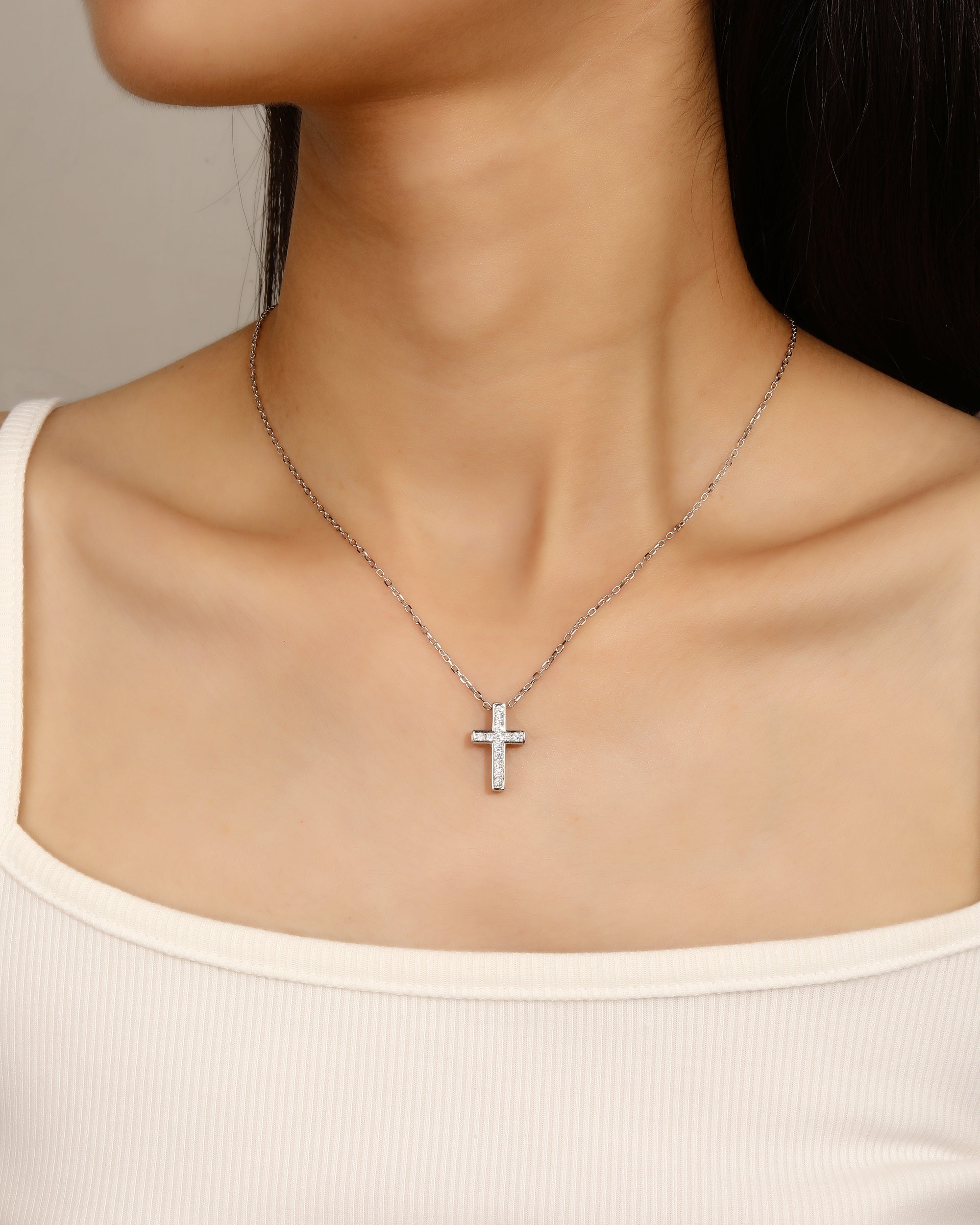 Collar de cruz con circonia blanca de 45+5cm en rodizado