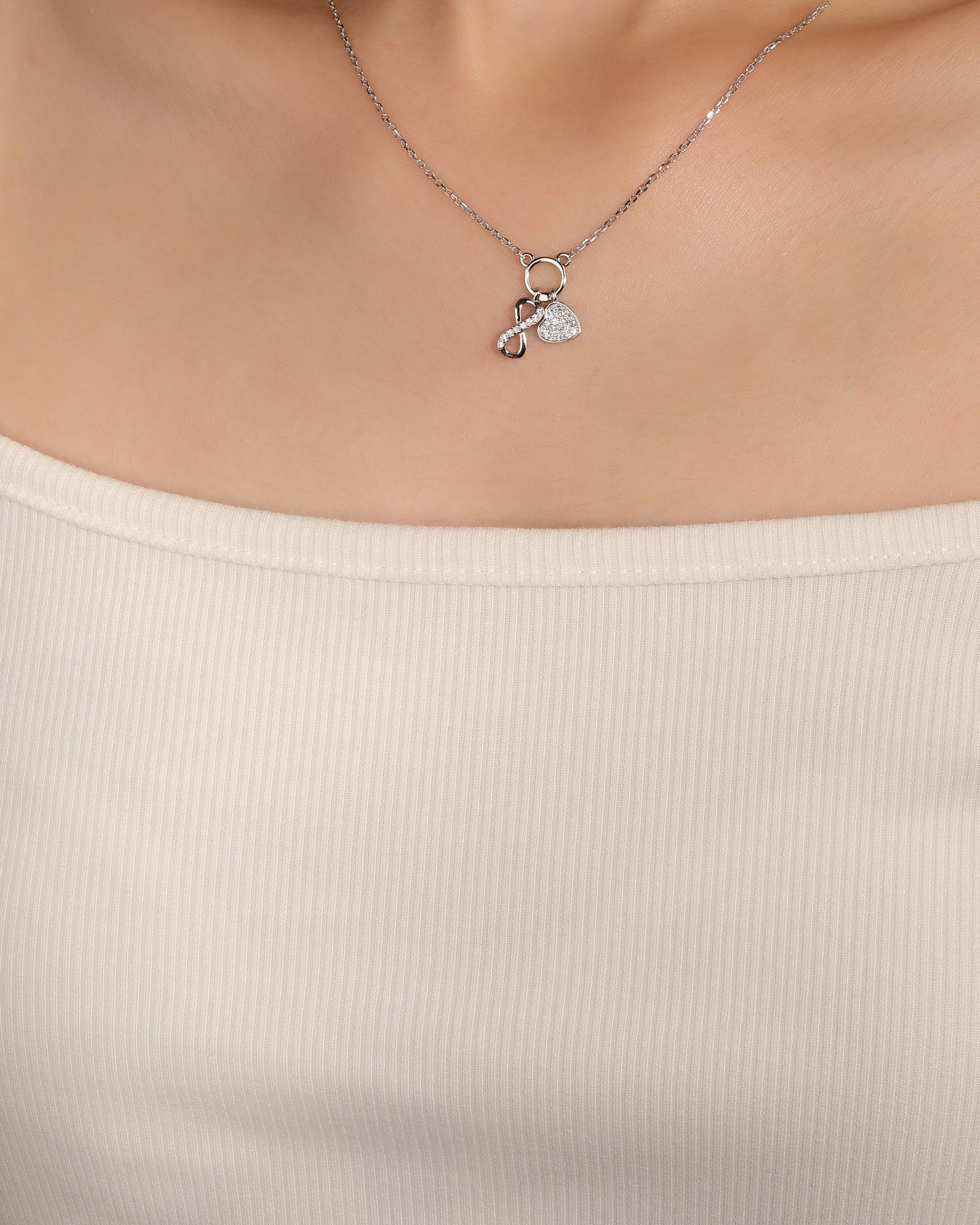 Collar sencillo de corazon e infinito con circonia blanca 45+5cm en rodizado