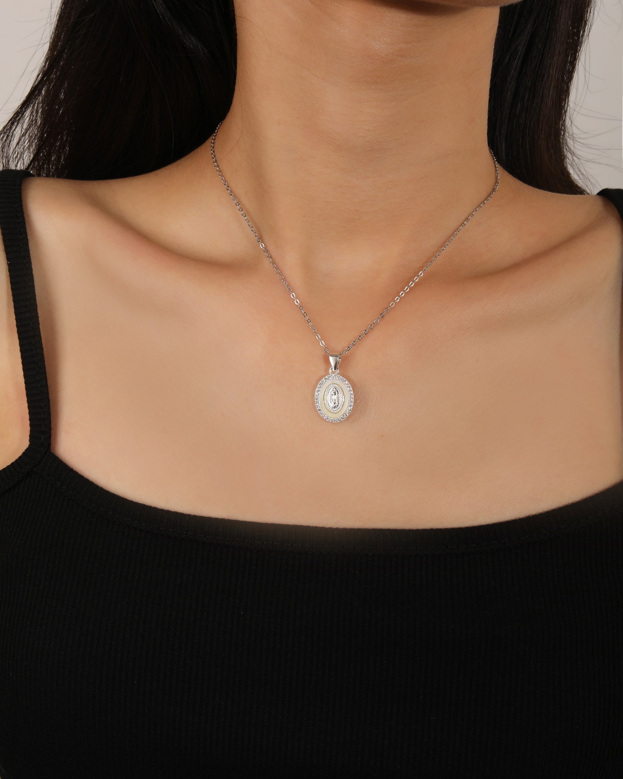 Medalla de Virgen de Guadalupe con circonia blanca en plateado