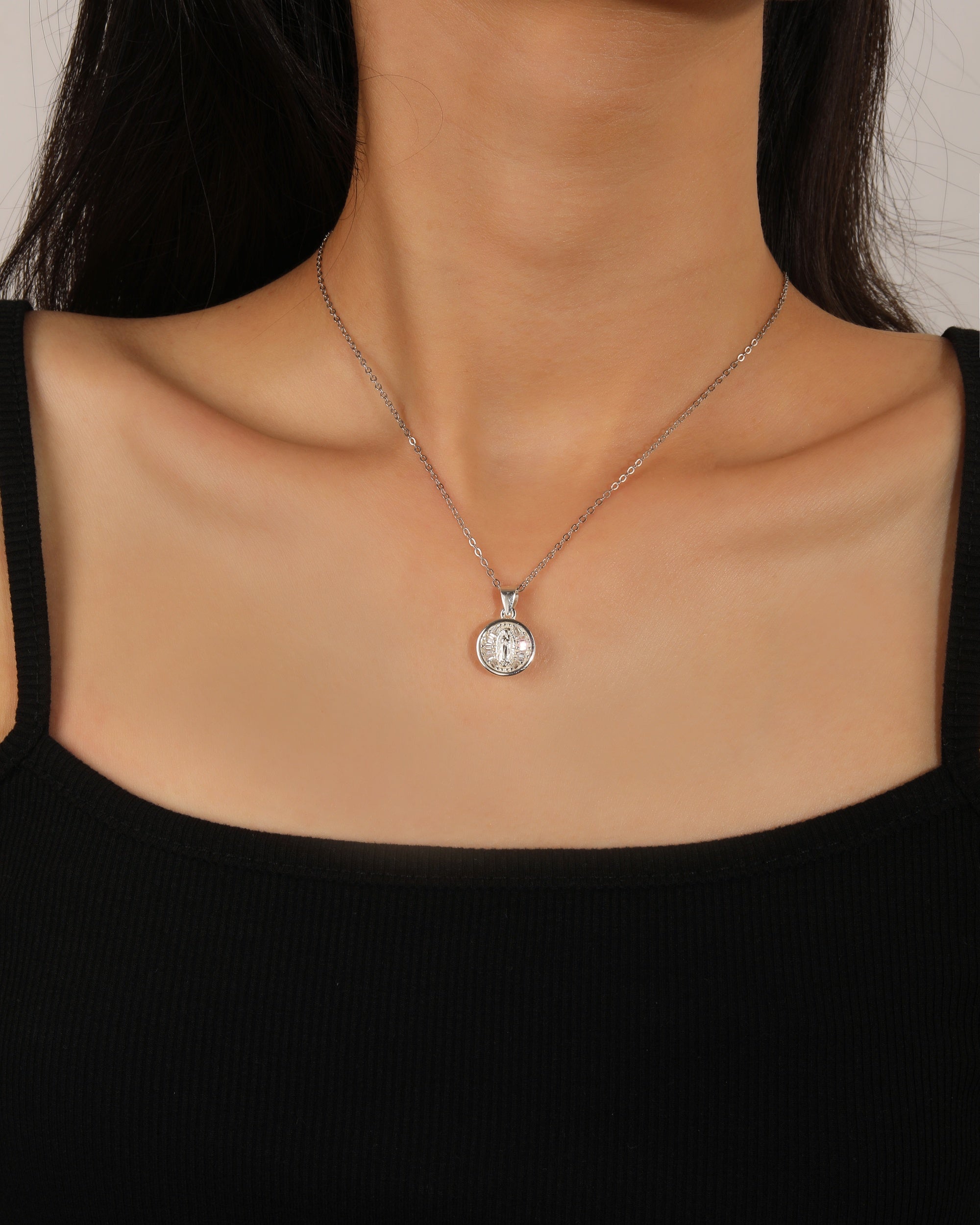 Medalla de Virgen de Guadalupe con circonia blanca en plateado
