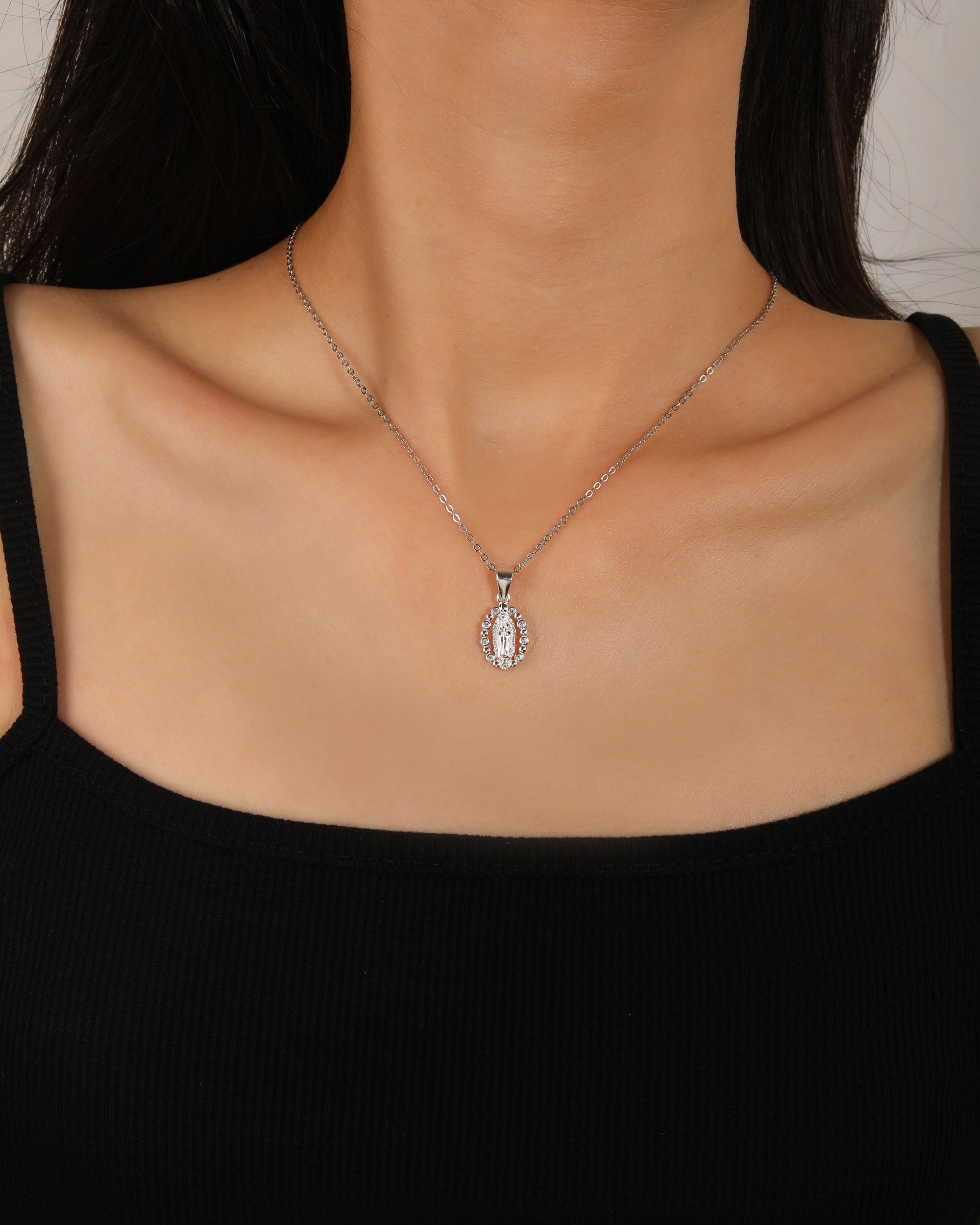 Medalla de Virgen de Guadalupe lisa con circonias blanca en plateado