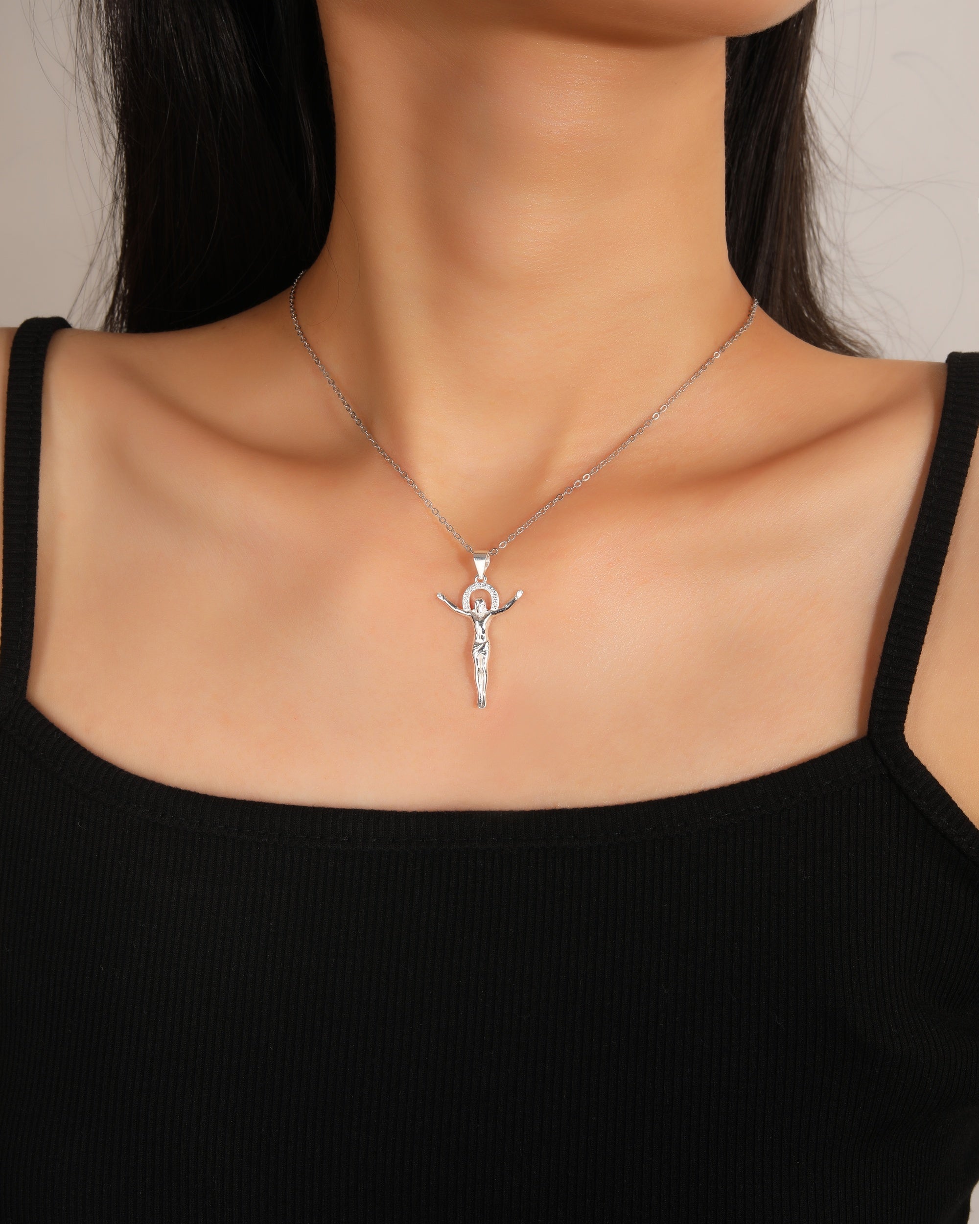 Dije bulto de jesucristo liso con circonias blanca en plateado