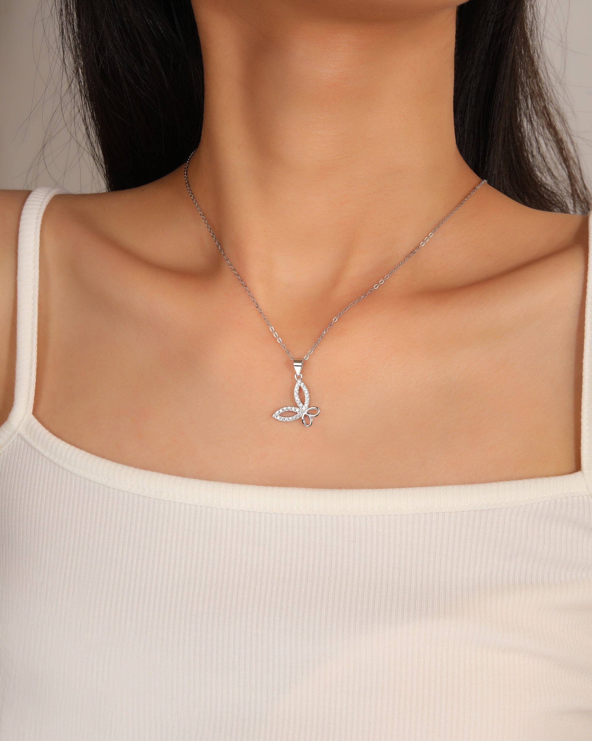 Dije figura de mariposa con circonia blanca en rodizado
