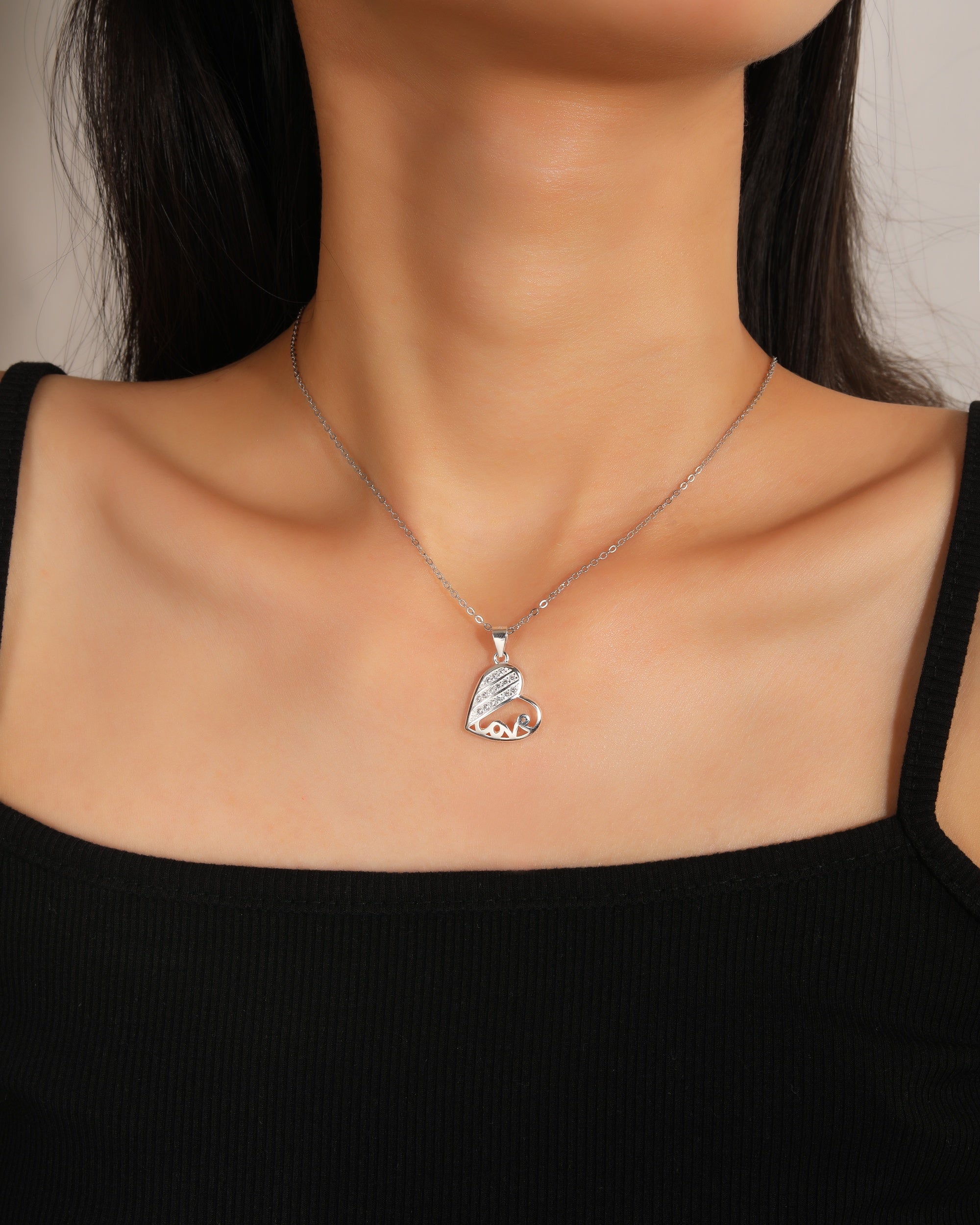 Dije figura de corazon con circonia blanca en plateado