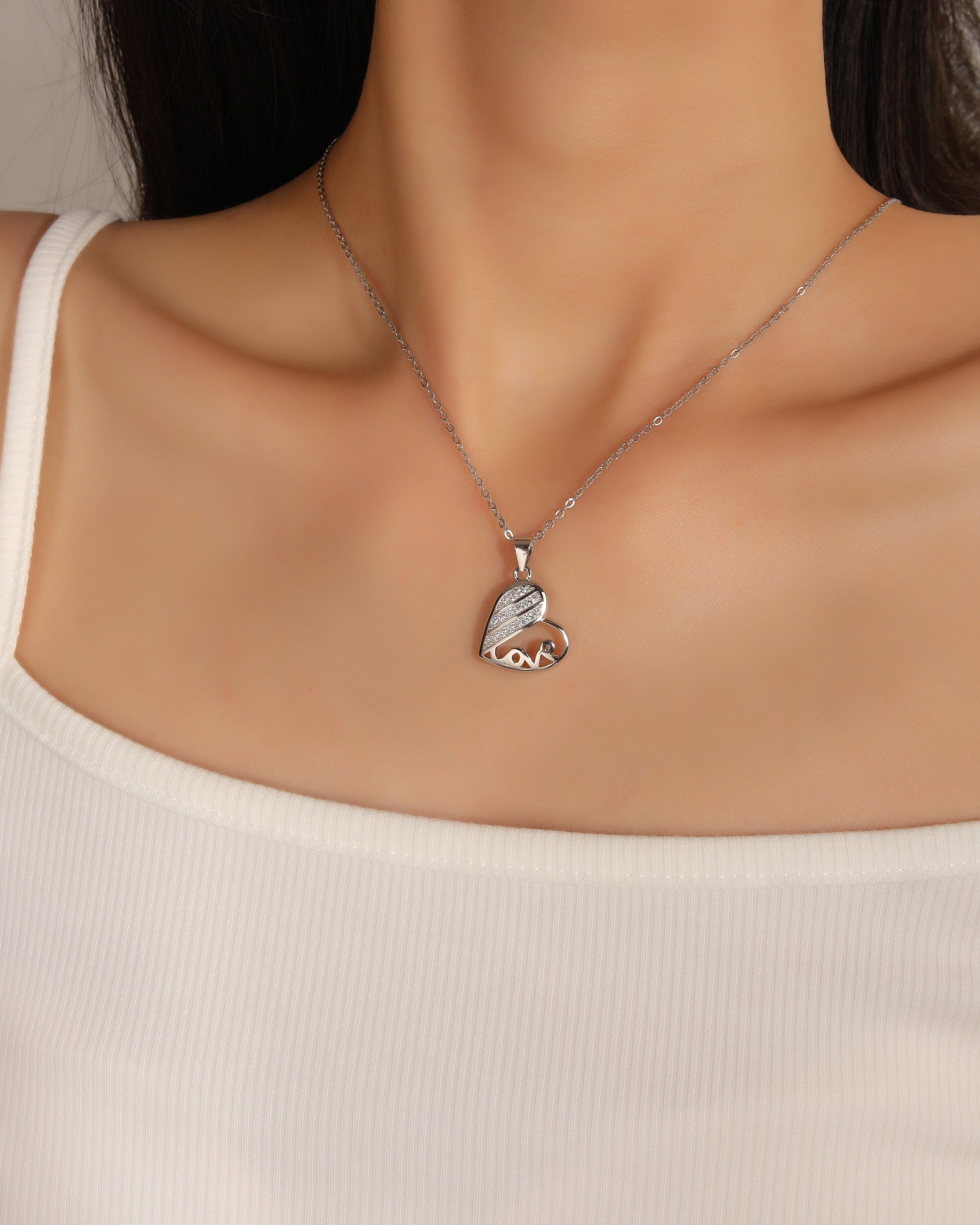Dije figura de corazon con circonia blanca en rodizado
