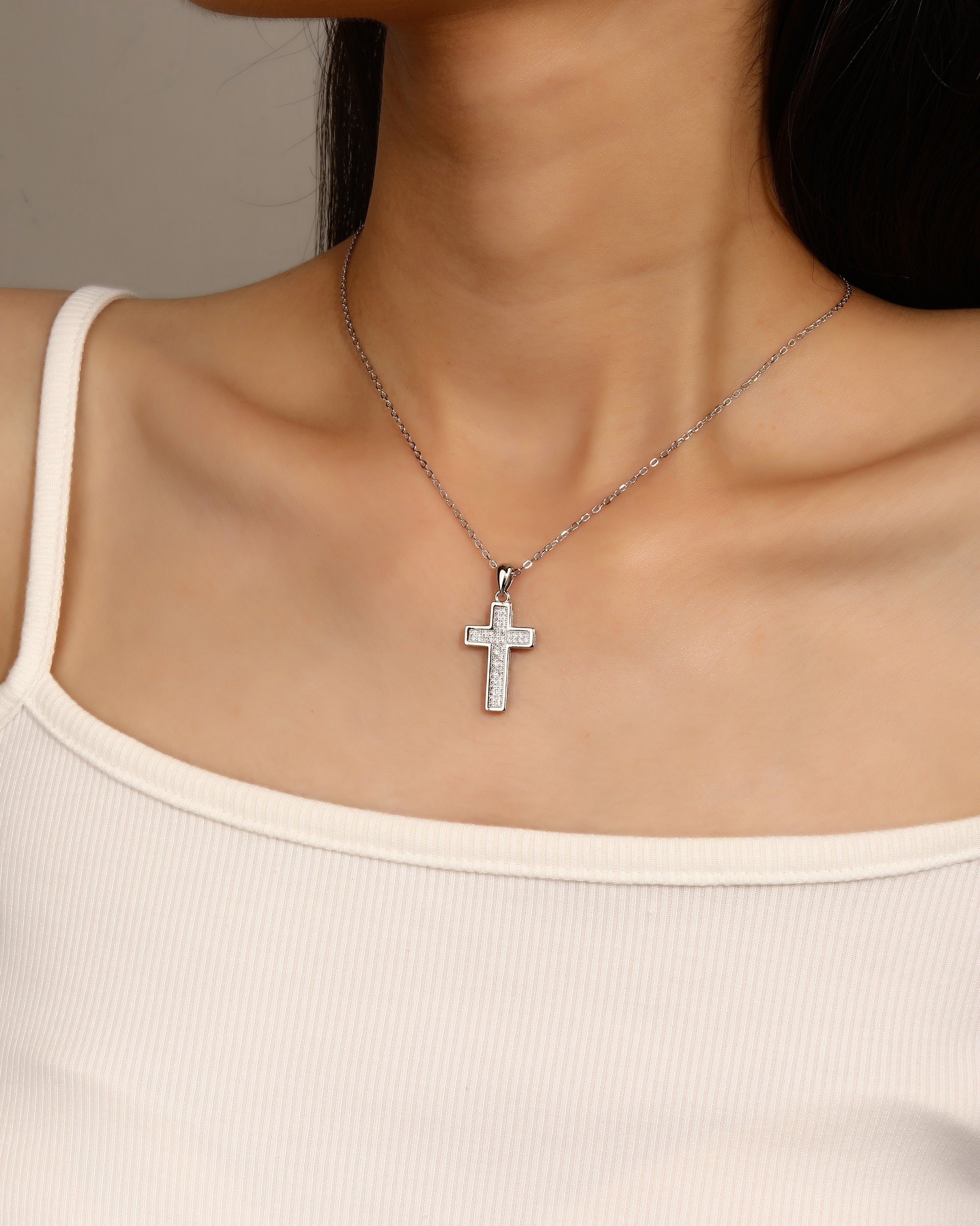 Dije sencillo de Cruz con circonia blanco en rodizado