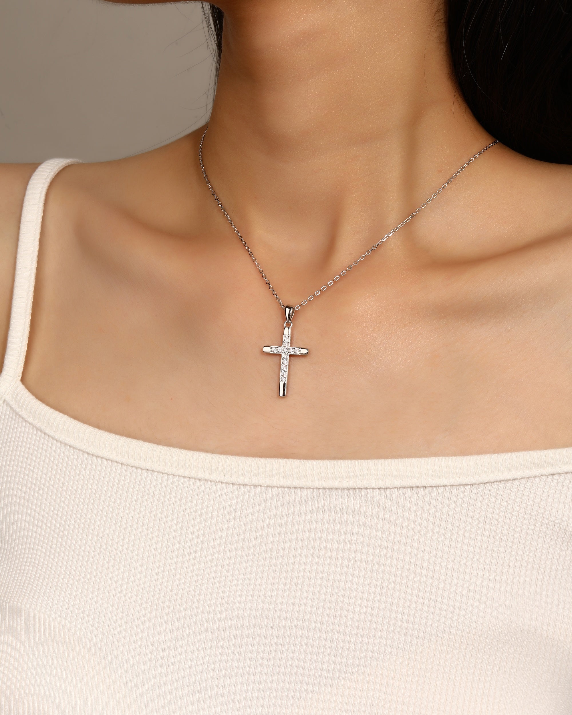 Dije sencillo de Cruz con circonia blanco en rodizado