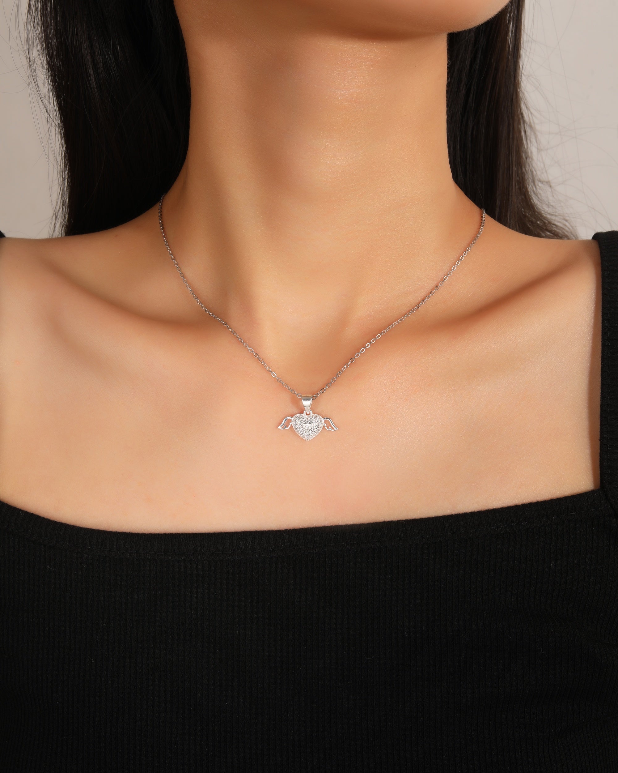 Dije de corazon con alas y circonias blanca en plateado