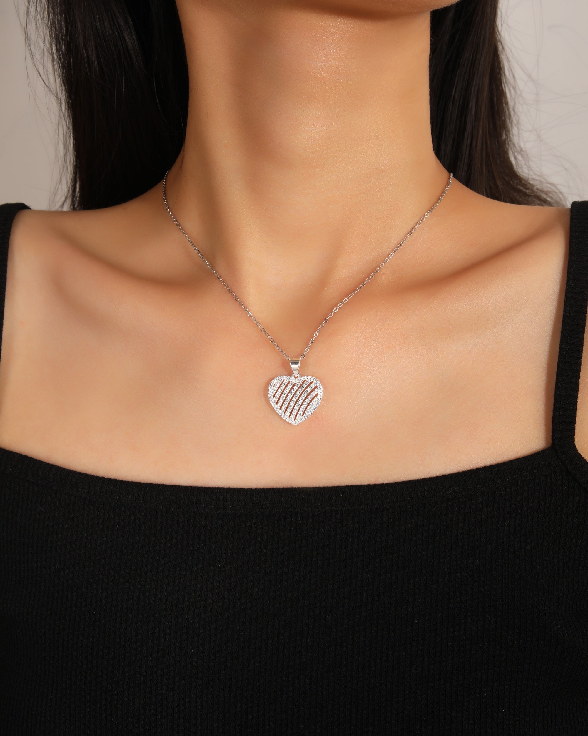 Dije de corazon con lineas de circonias blanca en plateado