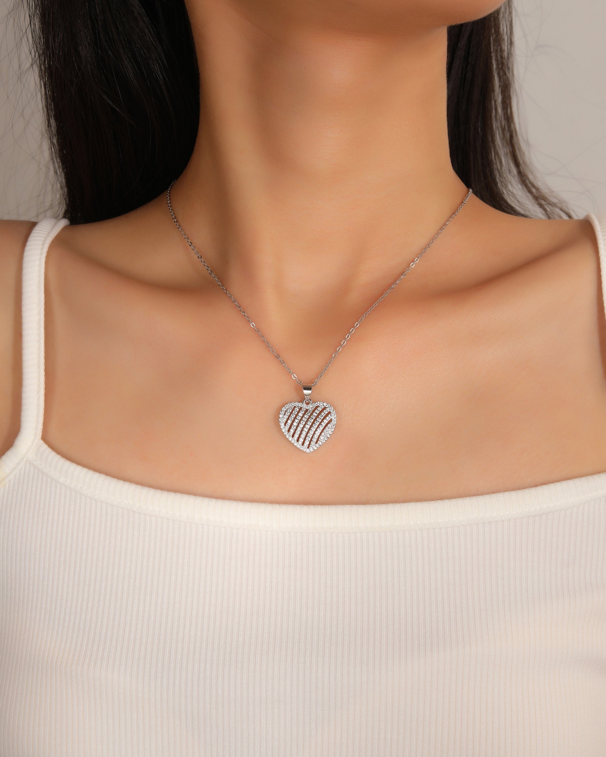 Dije de corazon con lineas de circonias blanca en rodizado