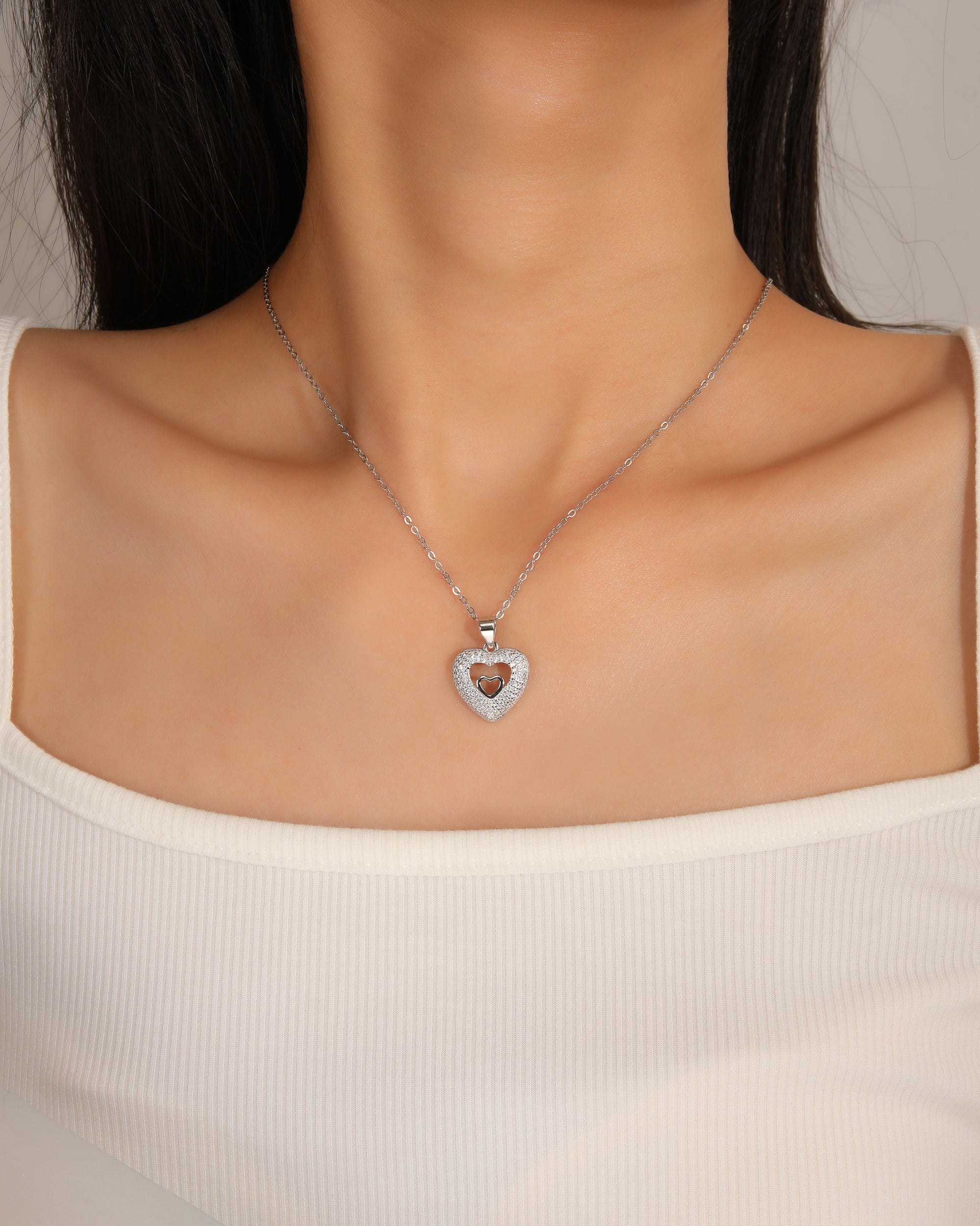 Dije de corazon con circonia blanca en rodizado