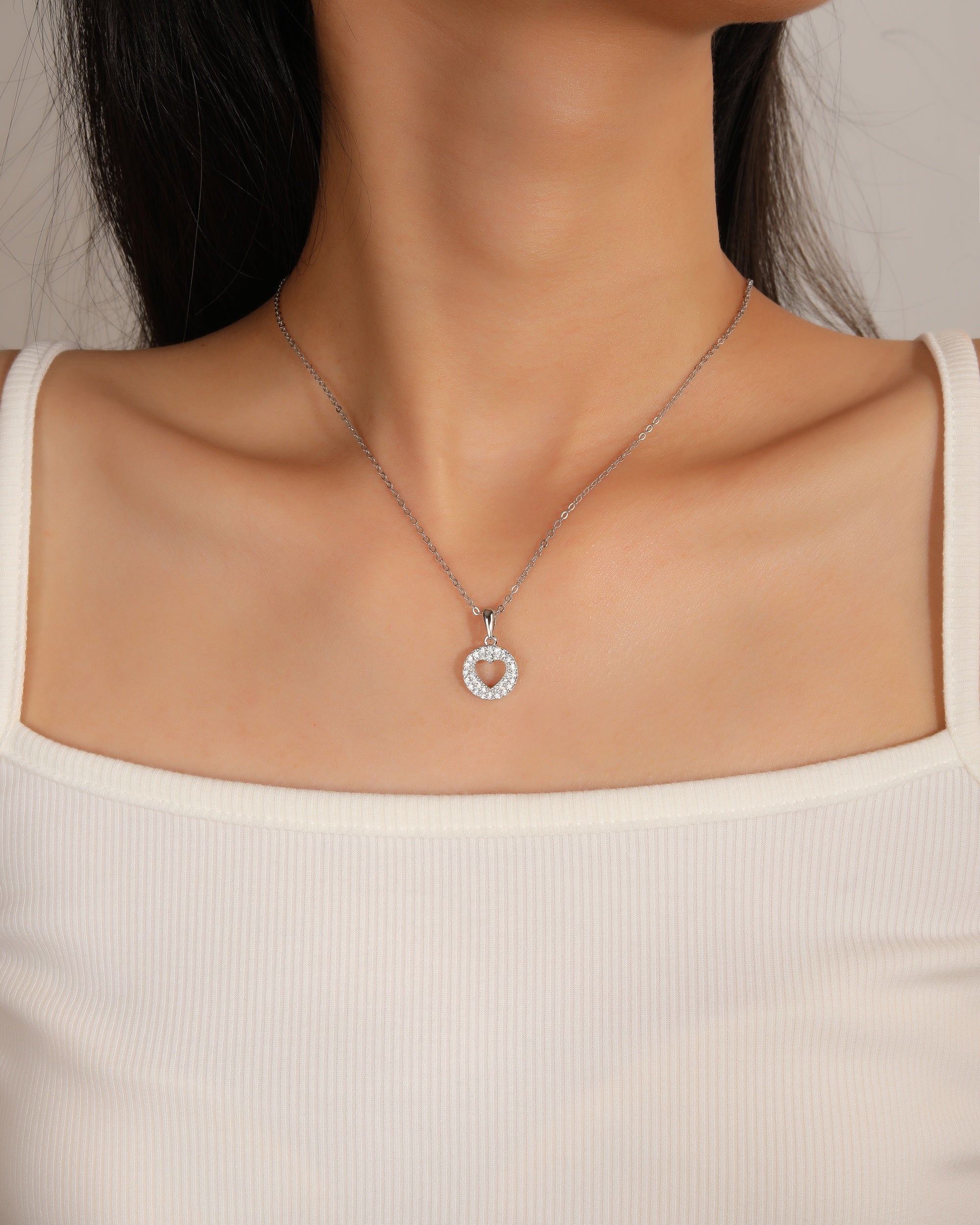 Dije de corazon con circonias blanca en rodizado