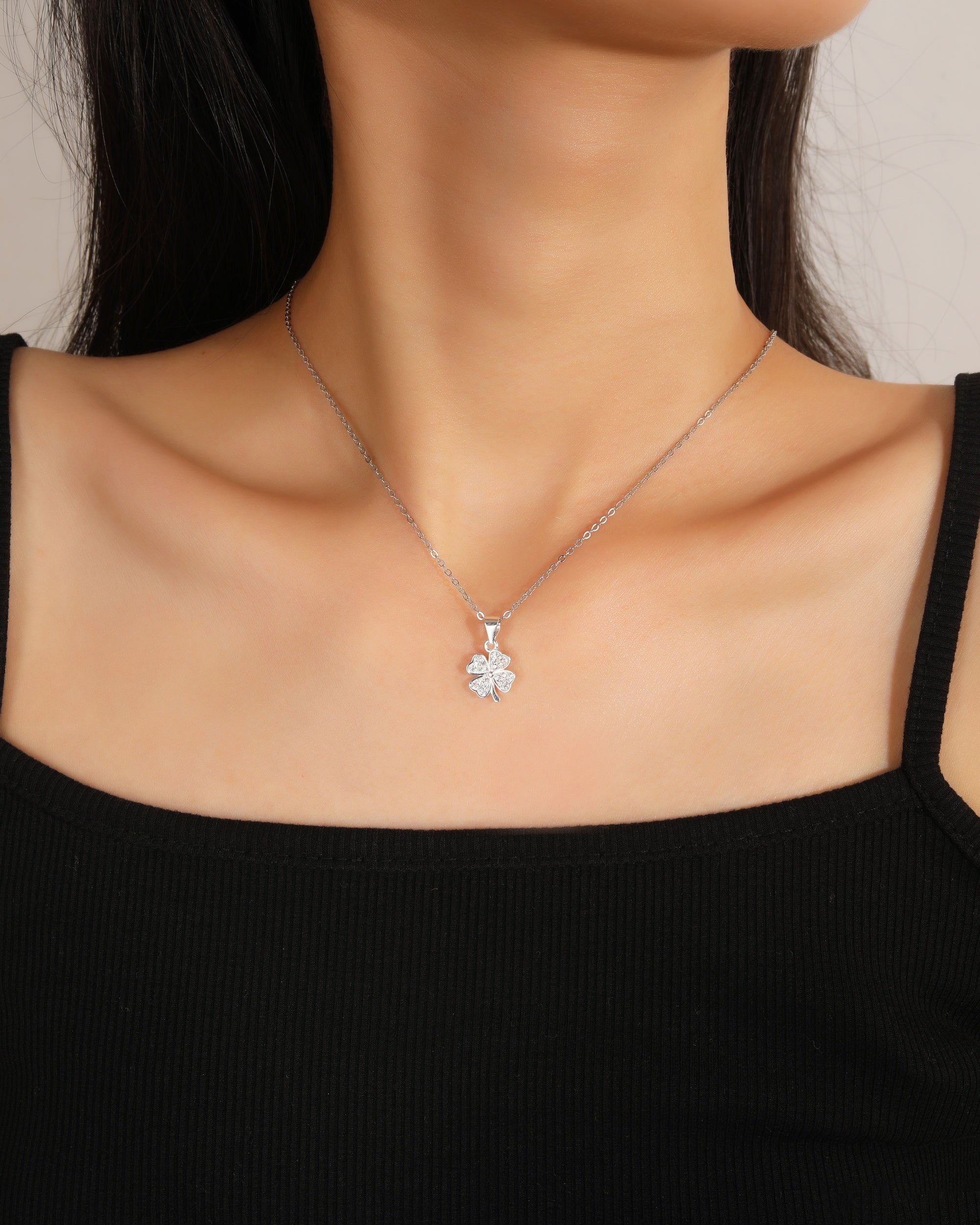Dije de trebol bisel liso con circonias blanca en plateado
