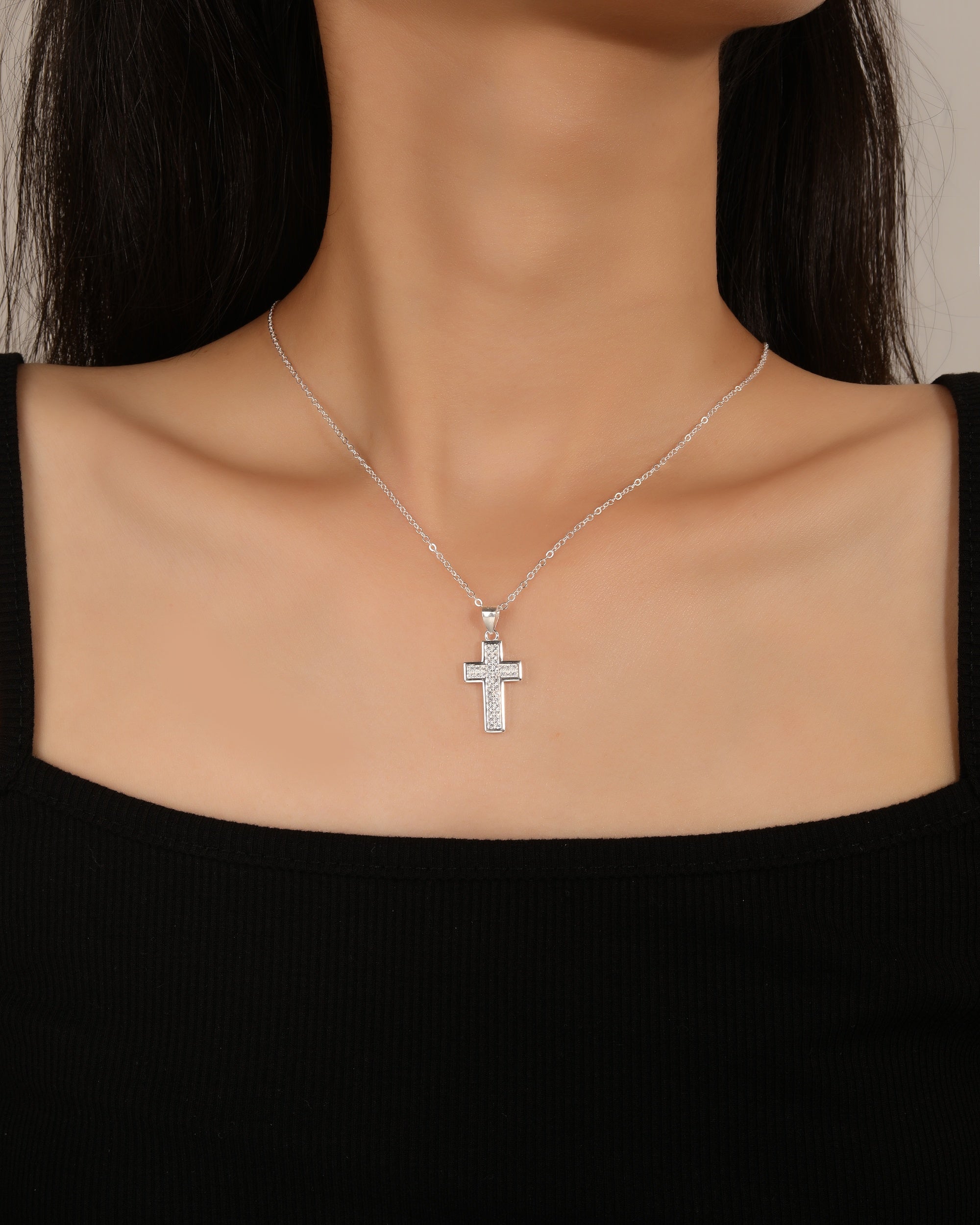 Dije de Cruz biselado liso con circonias blanca en plateado