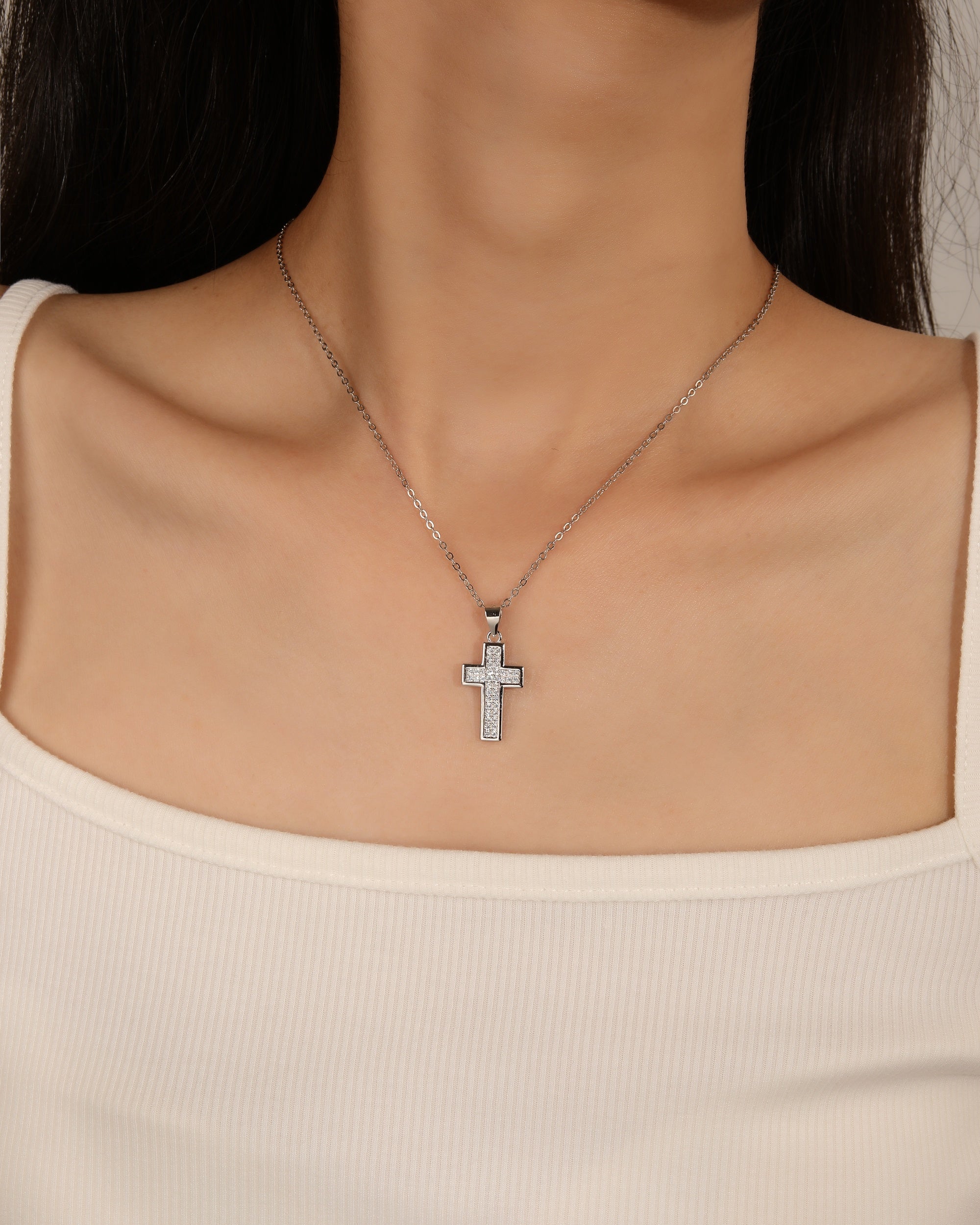 Dije de Cruz biselado liso con circonias blanca en rodizado