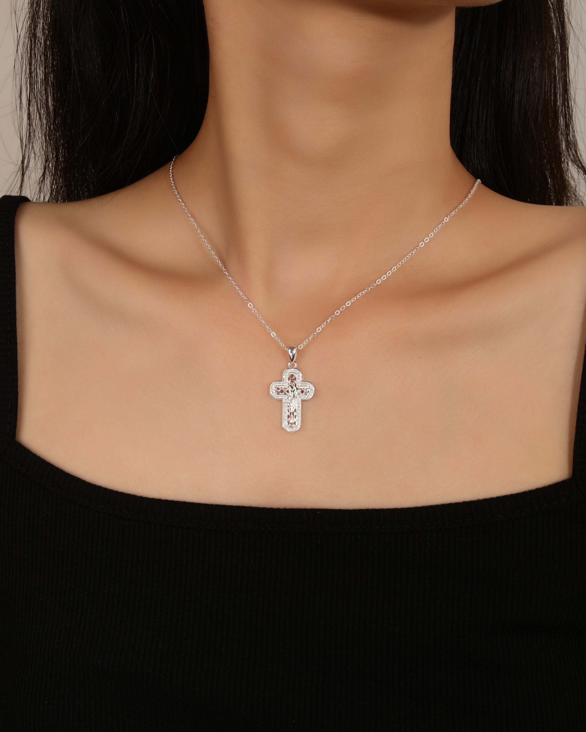 Dije de crucifijo con circonias blanca en plateado