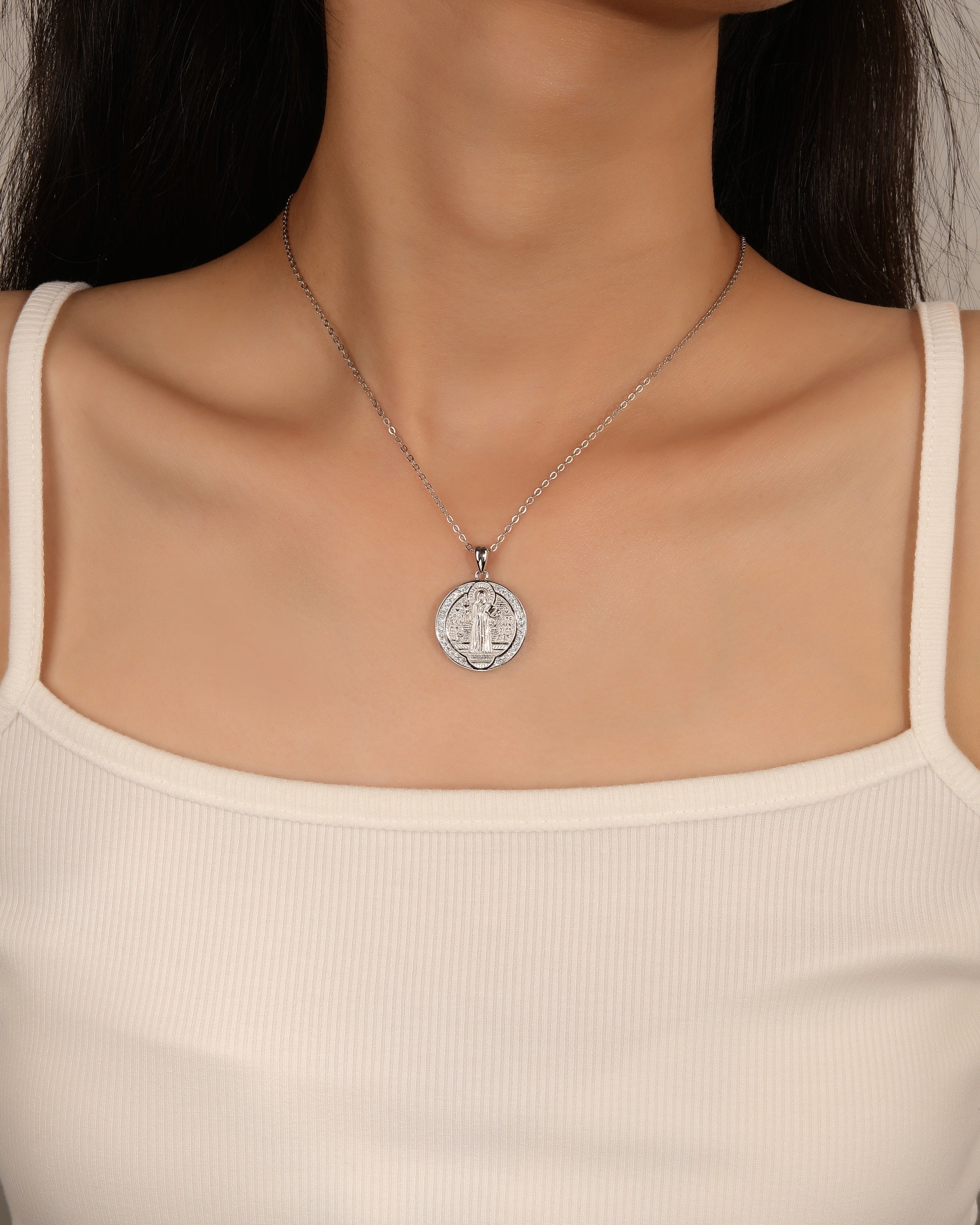 Dije de San Benito con circonias blanca en rodizado