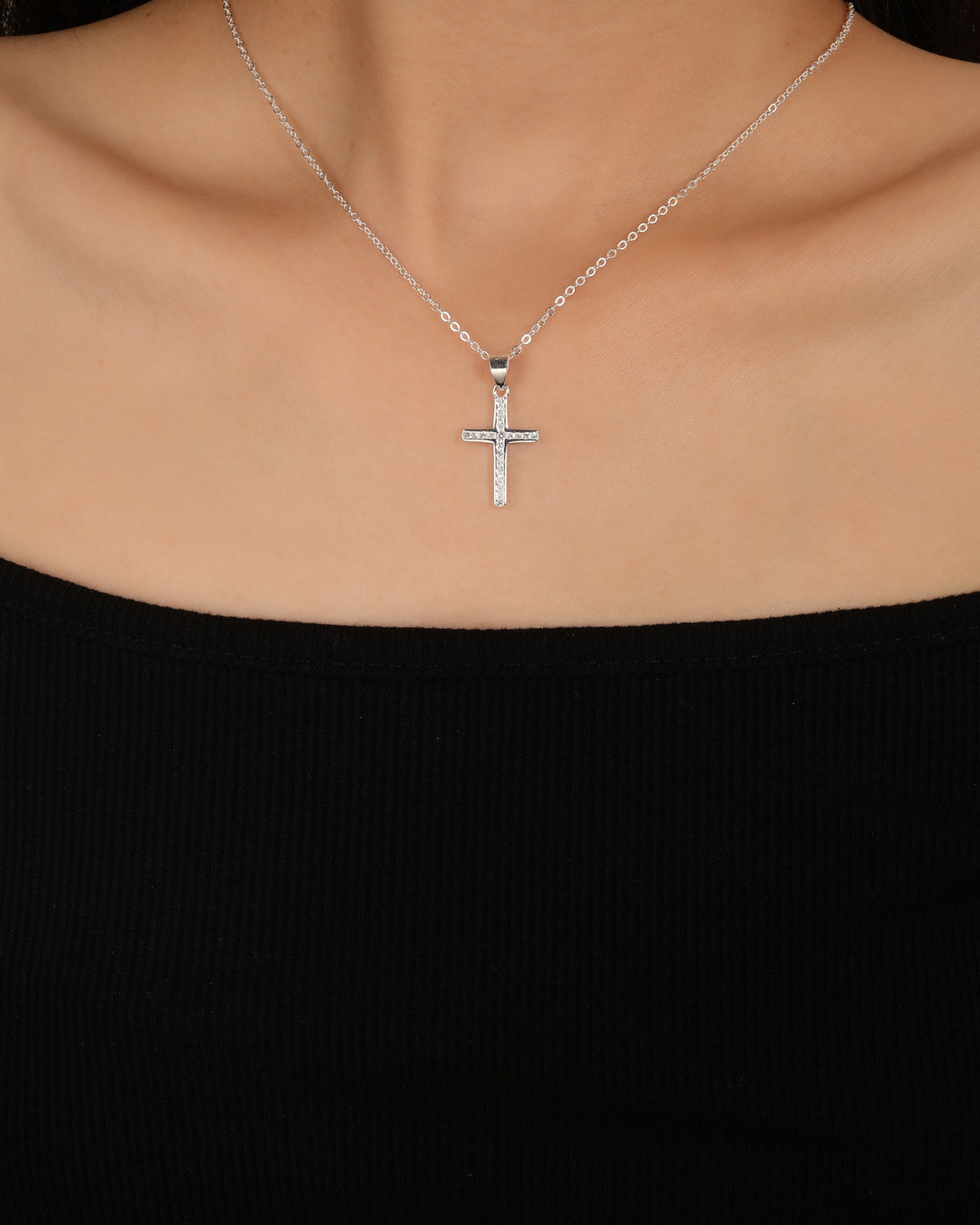 Dije de cruz con circonias al centro en plateado