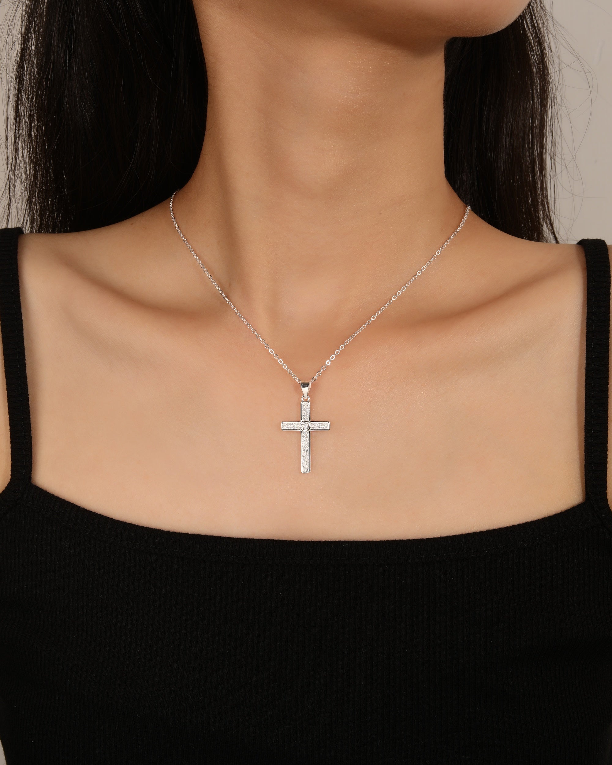 Dije de Cruz con circonias blanca en plateado