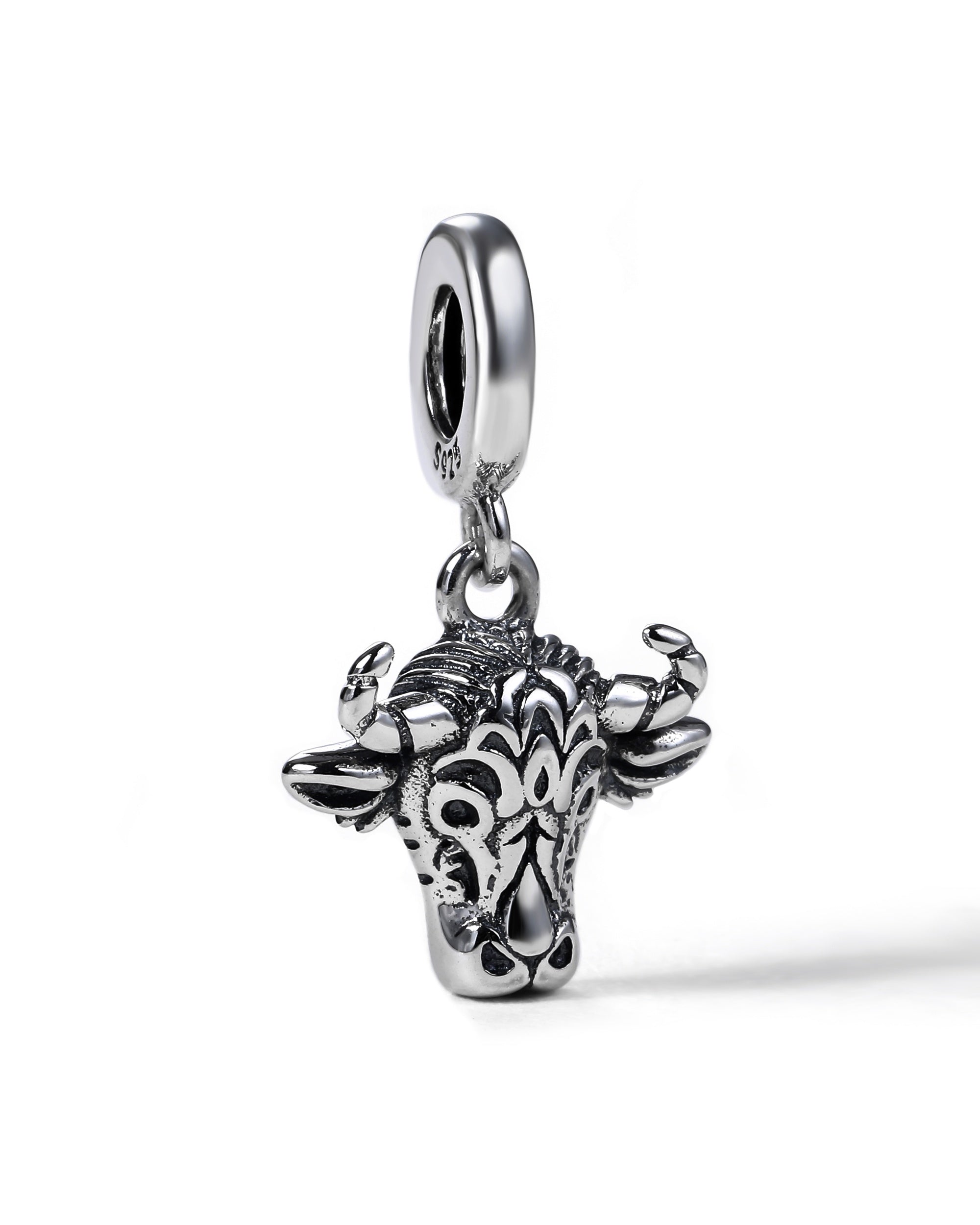 Charm colgante de cabeza de vaca con circonia en oxidada