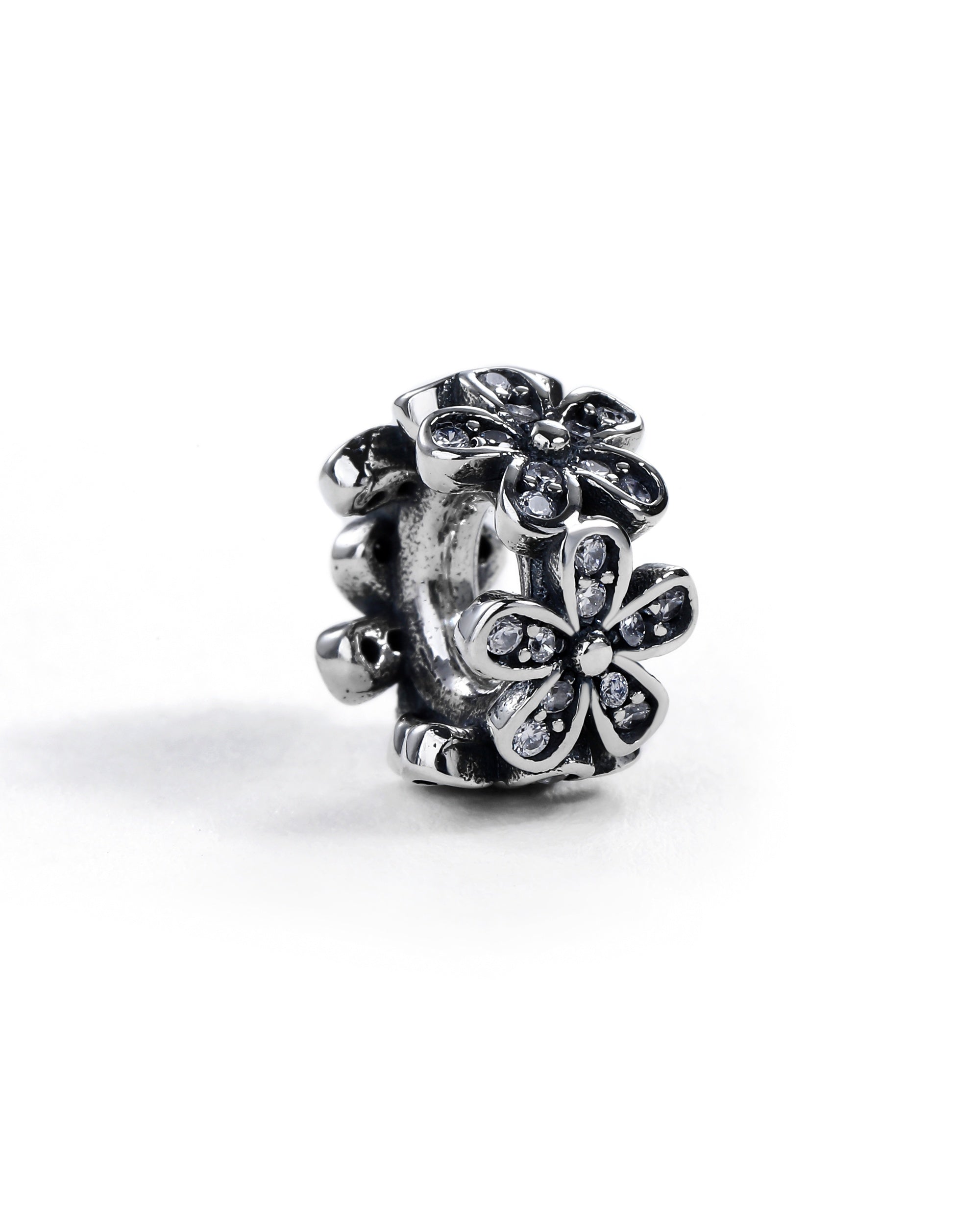 Charm separador de flores con circonia blanca en oxidada