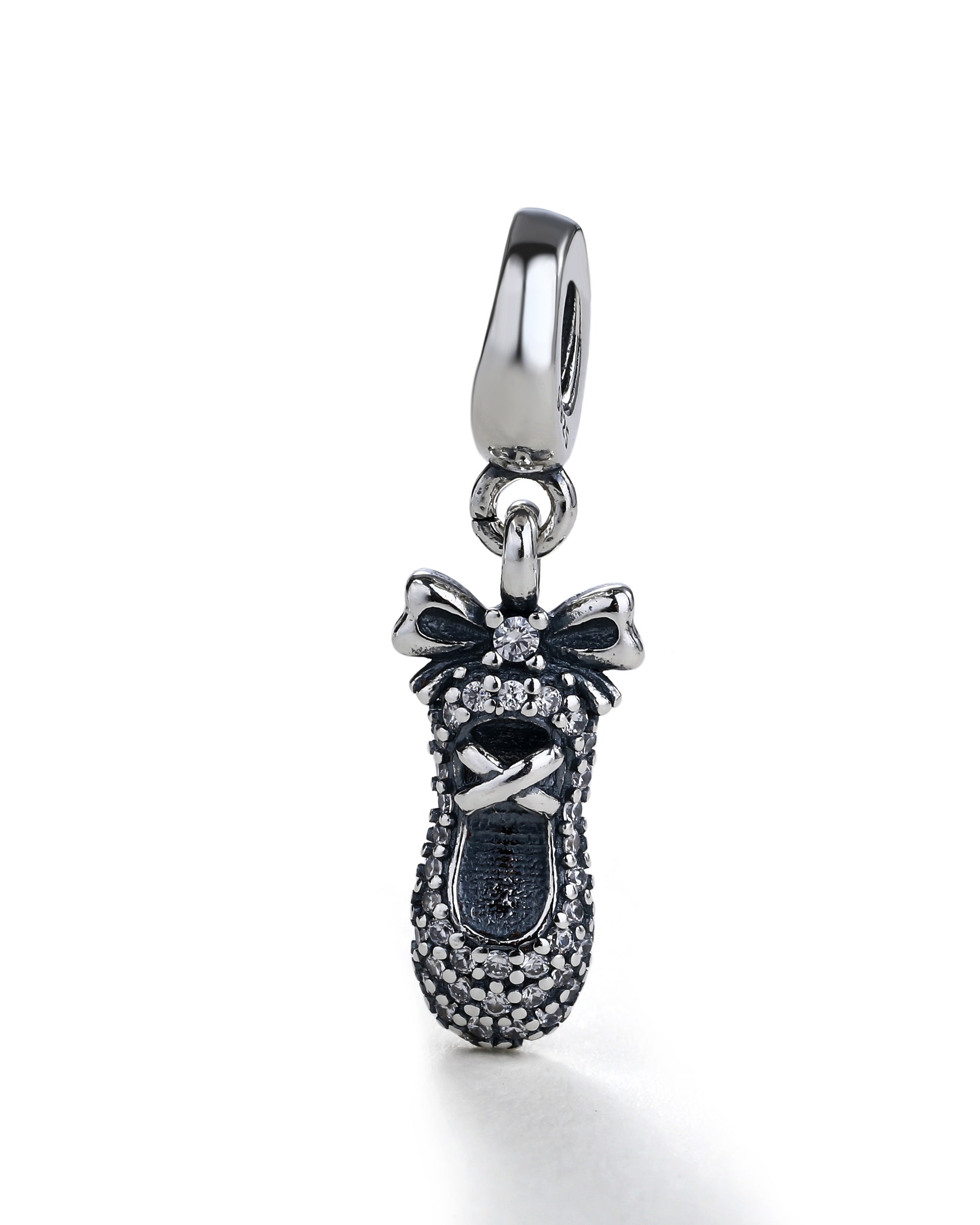 Charm colgante de zapatilla con circonia blanca en oxidada
