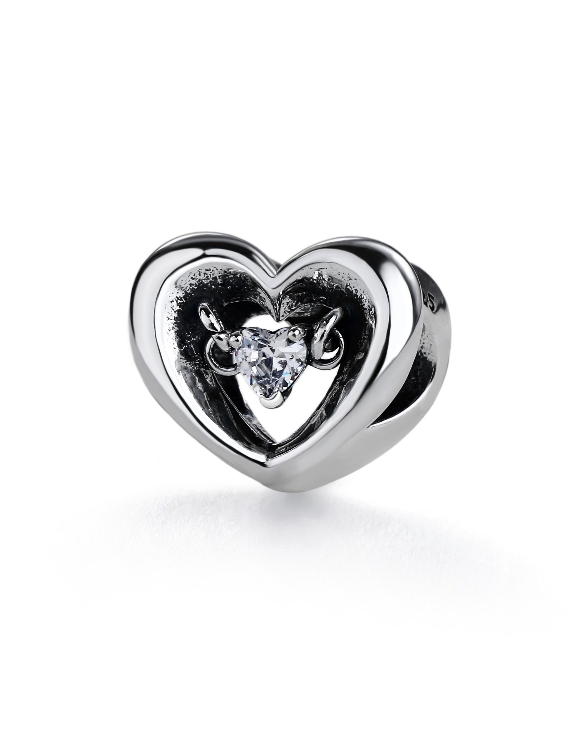 Charm separador de corazon con circonia blanca en oxidada