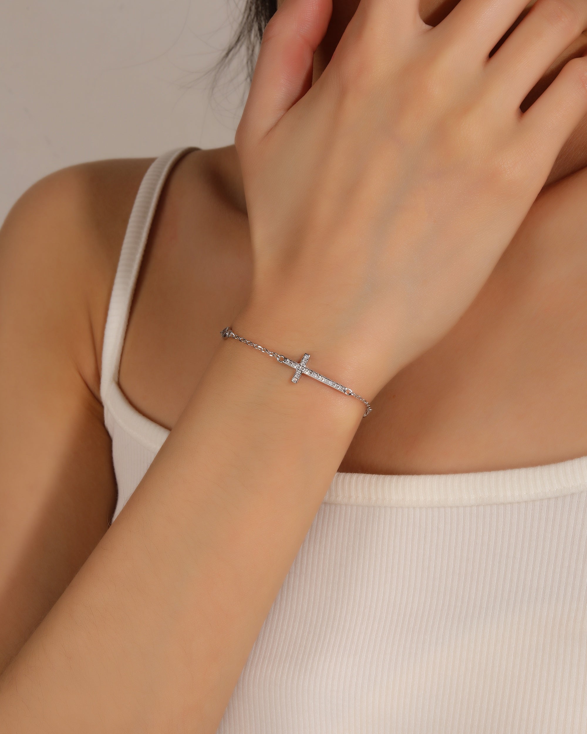 Pulsera sencilla de Cruz con circonia blanca 17+3cm en rodizado