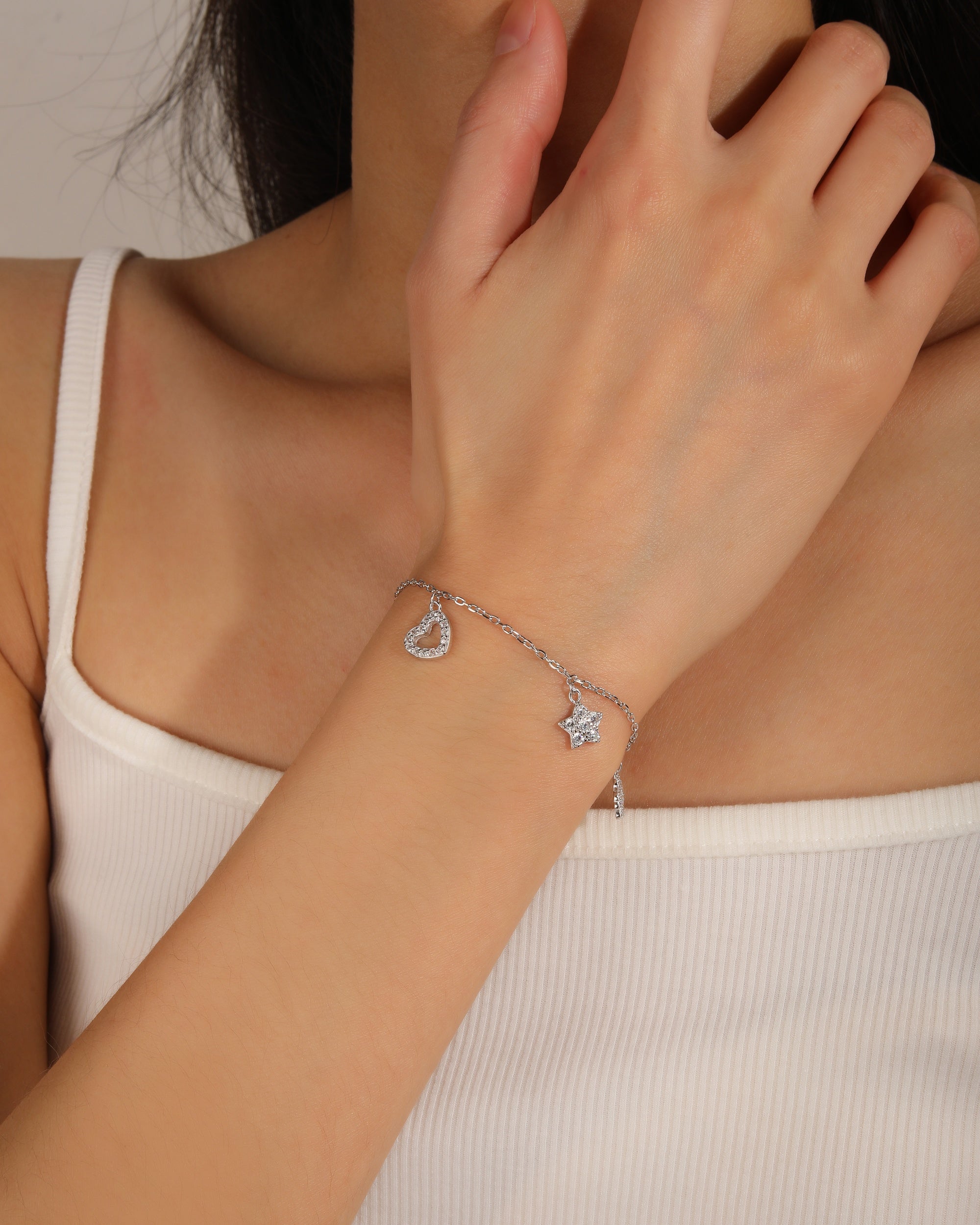 Pulsera sencilla de dijes con circonia blanca 17+3cm en rodizado