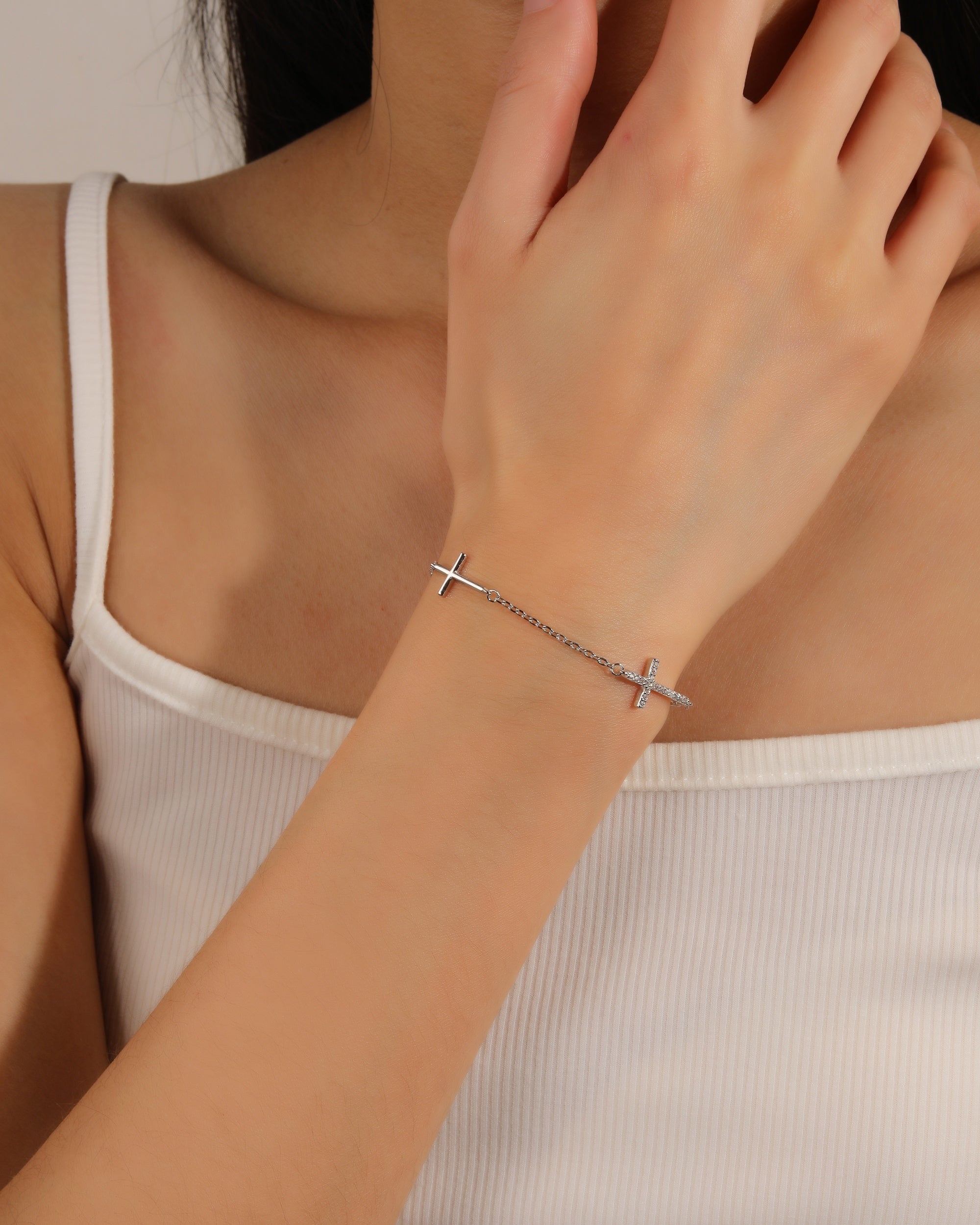 Pulsera sencilla de Cruz con circonia blanca 17+3cm en rodizado