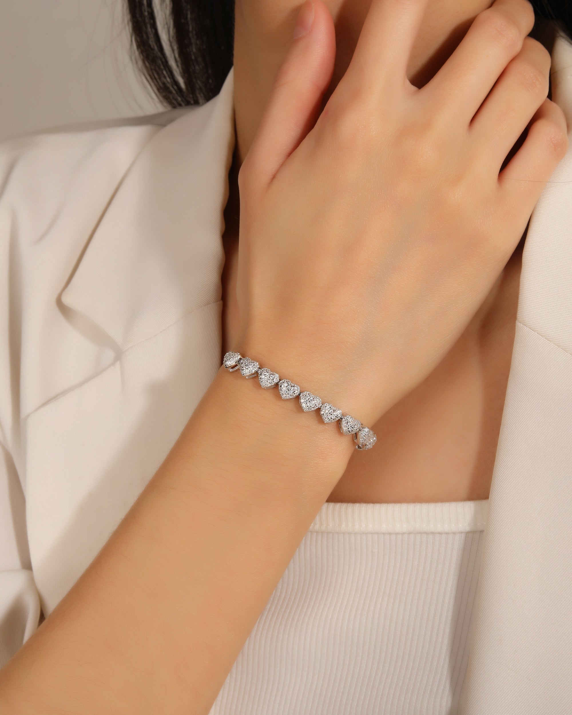 Pulsera ajustable de corazones con circonia blanca 16+7cm en rodizado